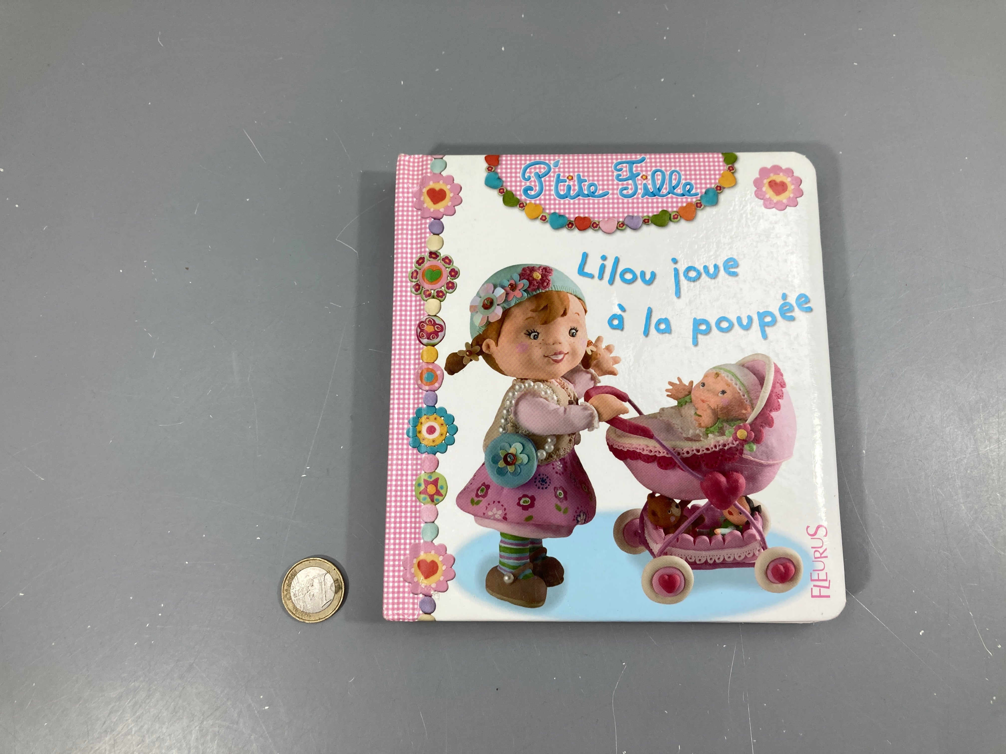 P'tite Fille Lilou joue à la poupée