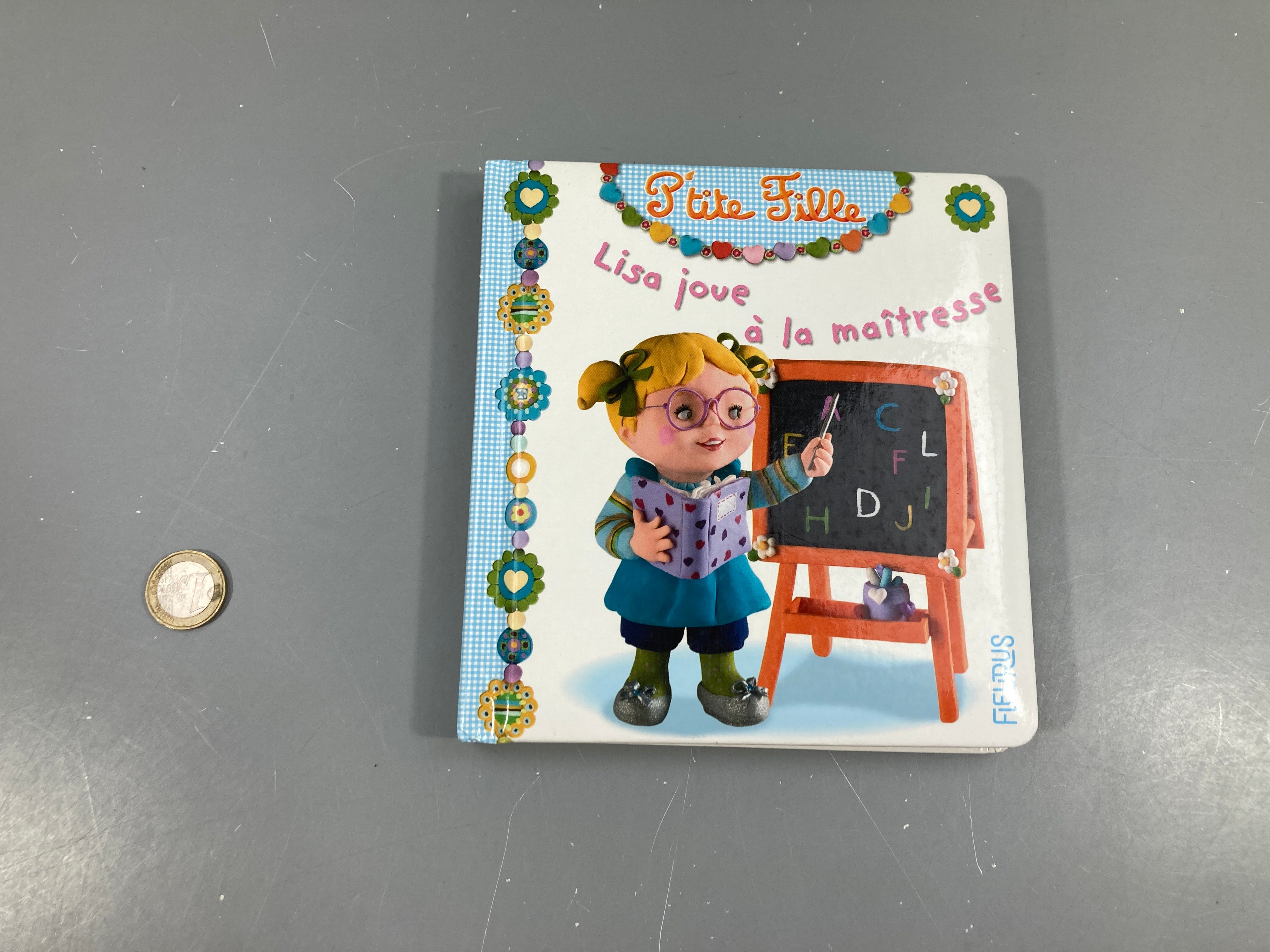 P'tite Fille Lisa joue à la maîtresse