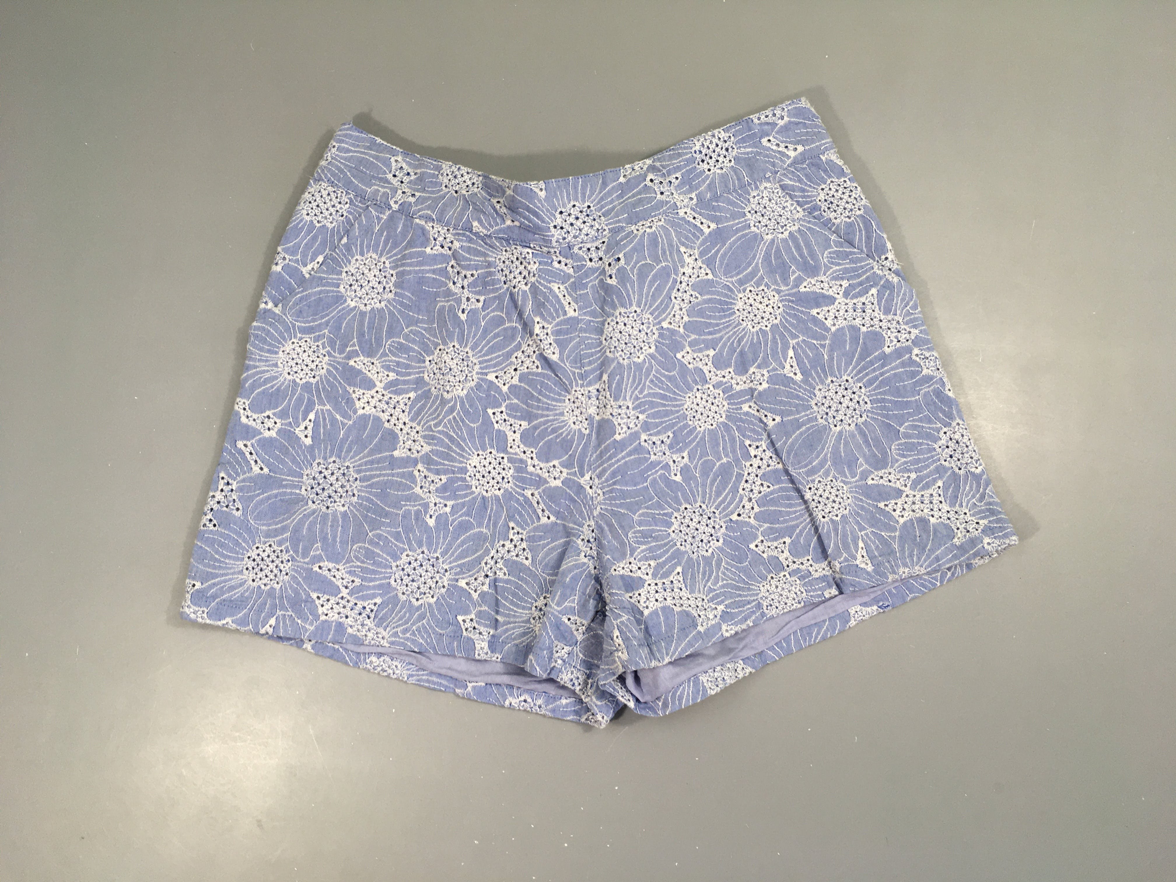 Short texturé bleu broderie