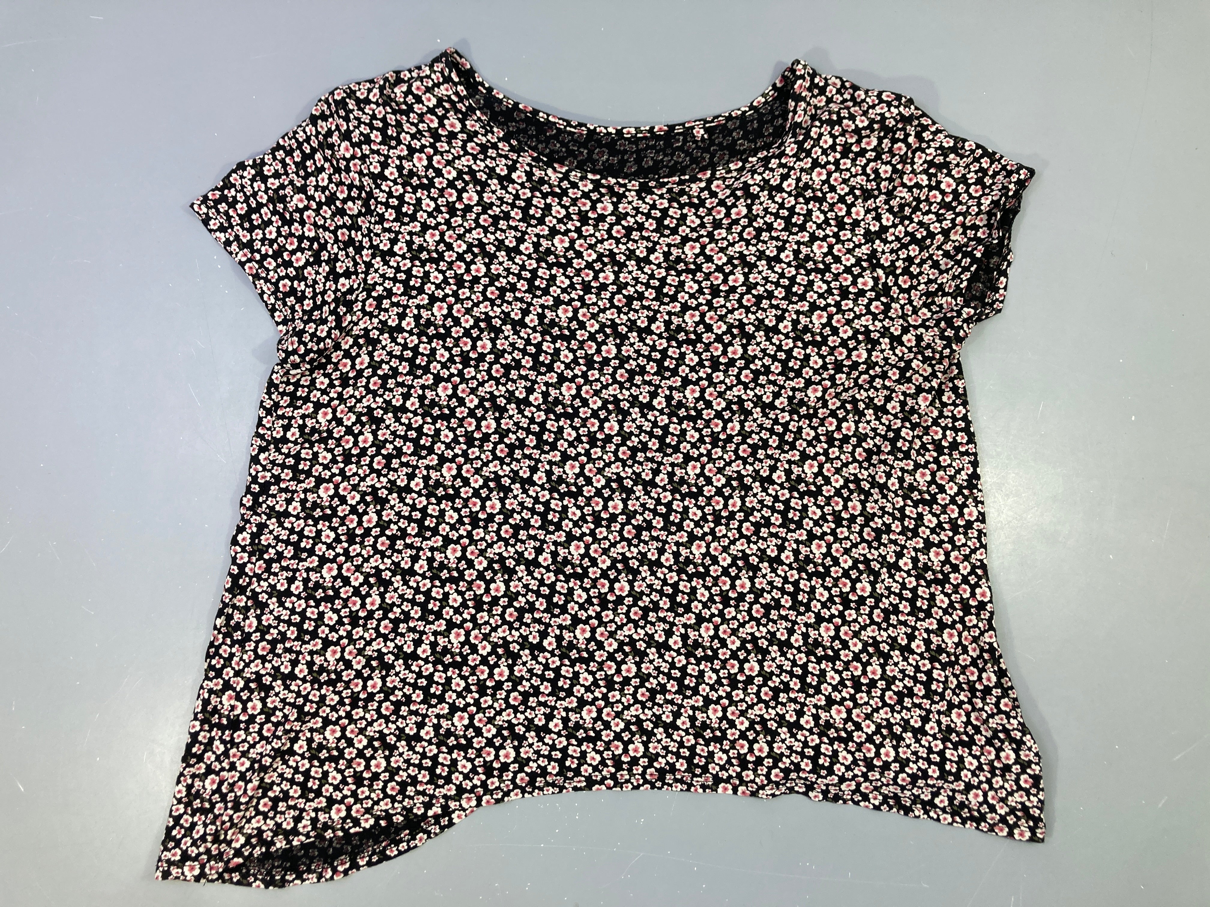 Blouse m.c noire fleurie, partie dorsale à rabats