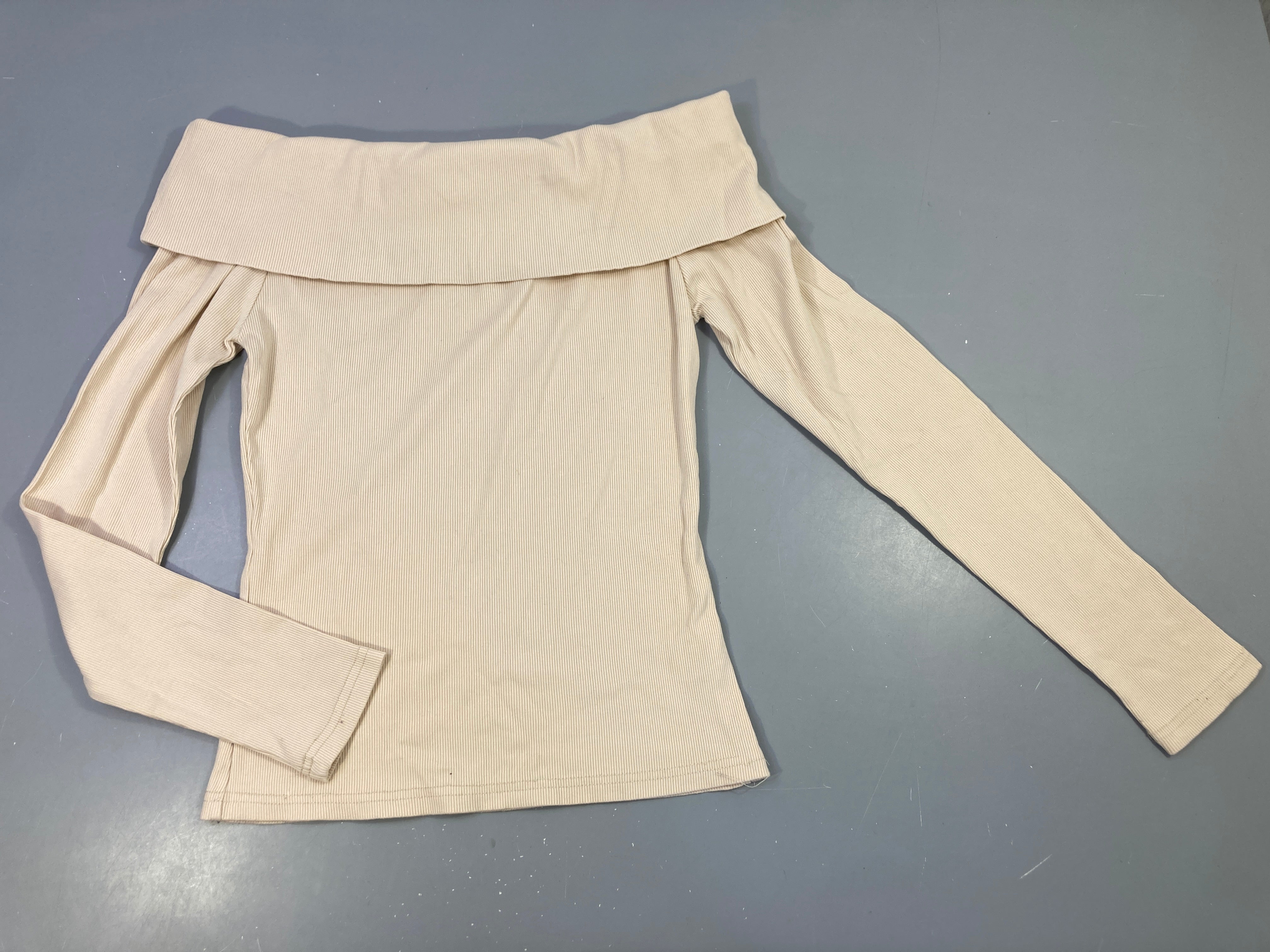 T-shirt m.l côtelé beige épaules dégagées-Tache sur revers col (non visible si revers non retourné) In april 1986