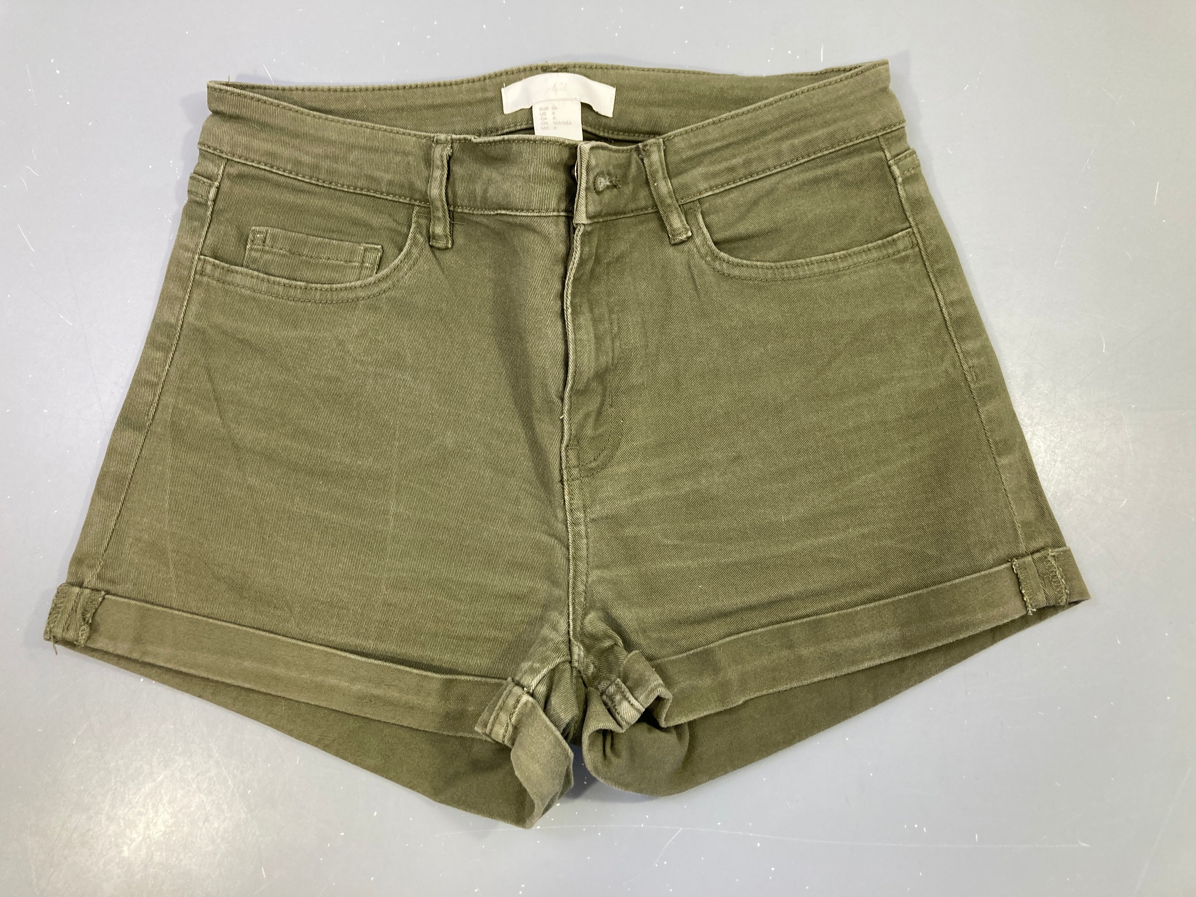 Short kaki à revers légèrement délavé 36