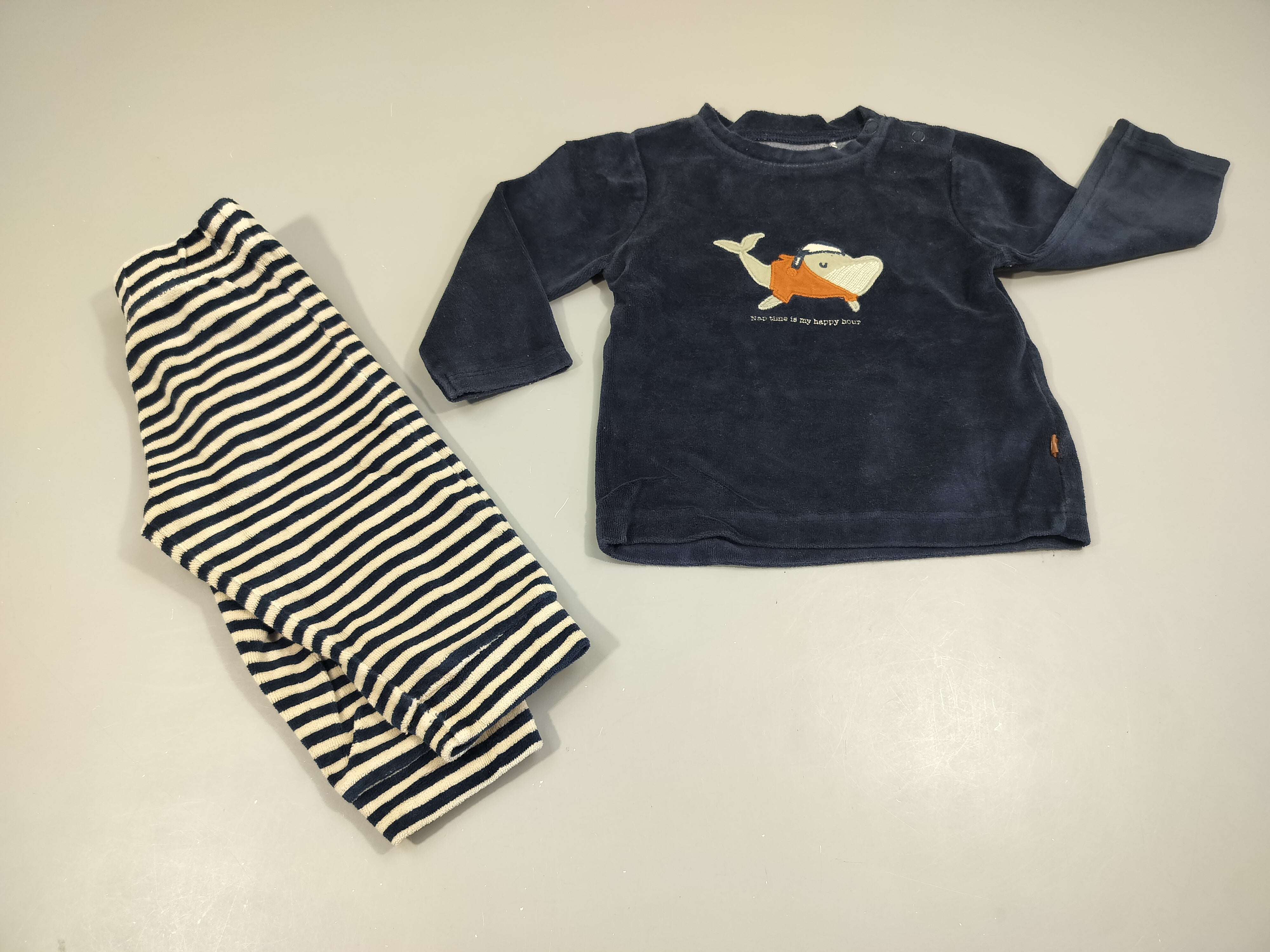 Pyjama 2pcs velours  bleu marine  baleine, dessous rayé bleu marine,blanc  80% coton 20% polyester