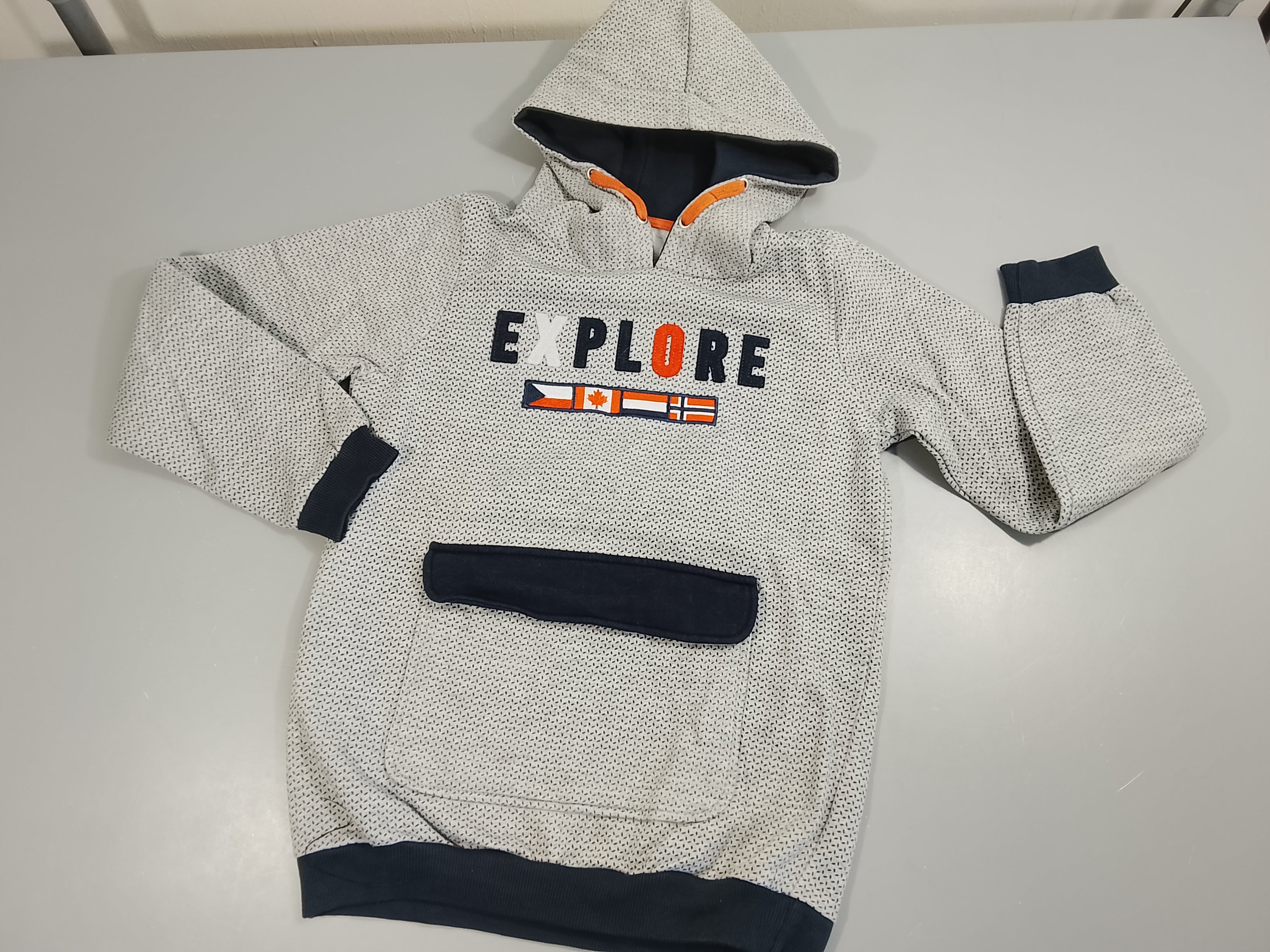 Sweat à capuche gris bleuté chiné à motifs bleu marine 