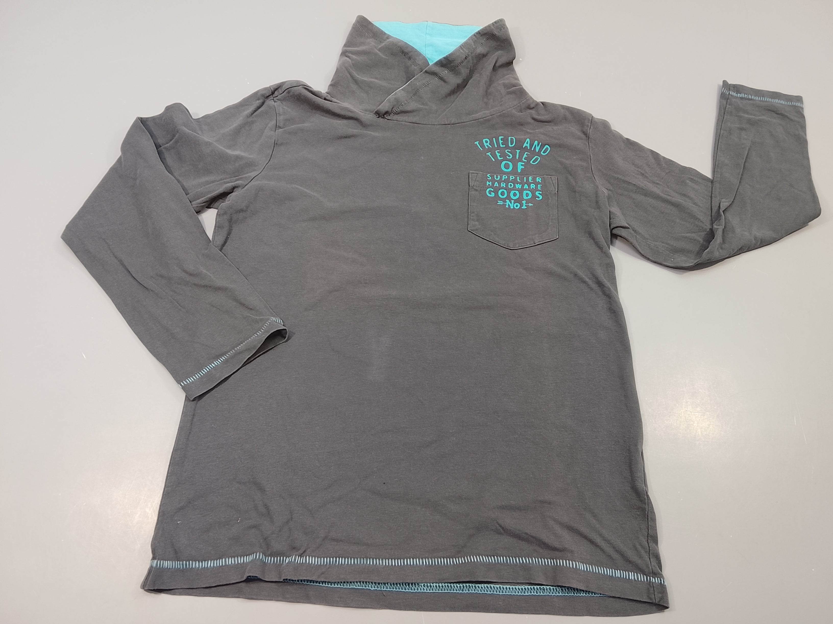 T-shirt m.l gris, bleu , col haut, légère décoloration par endroits
