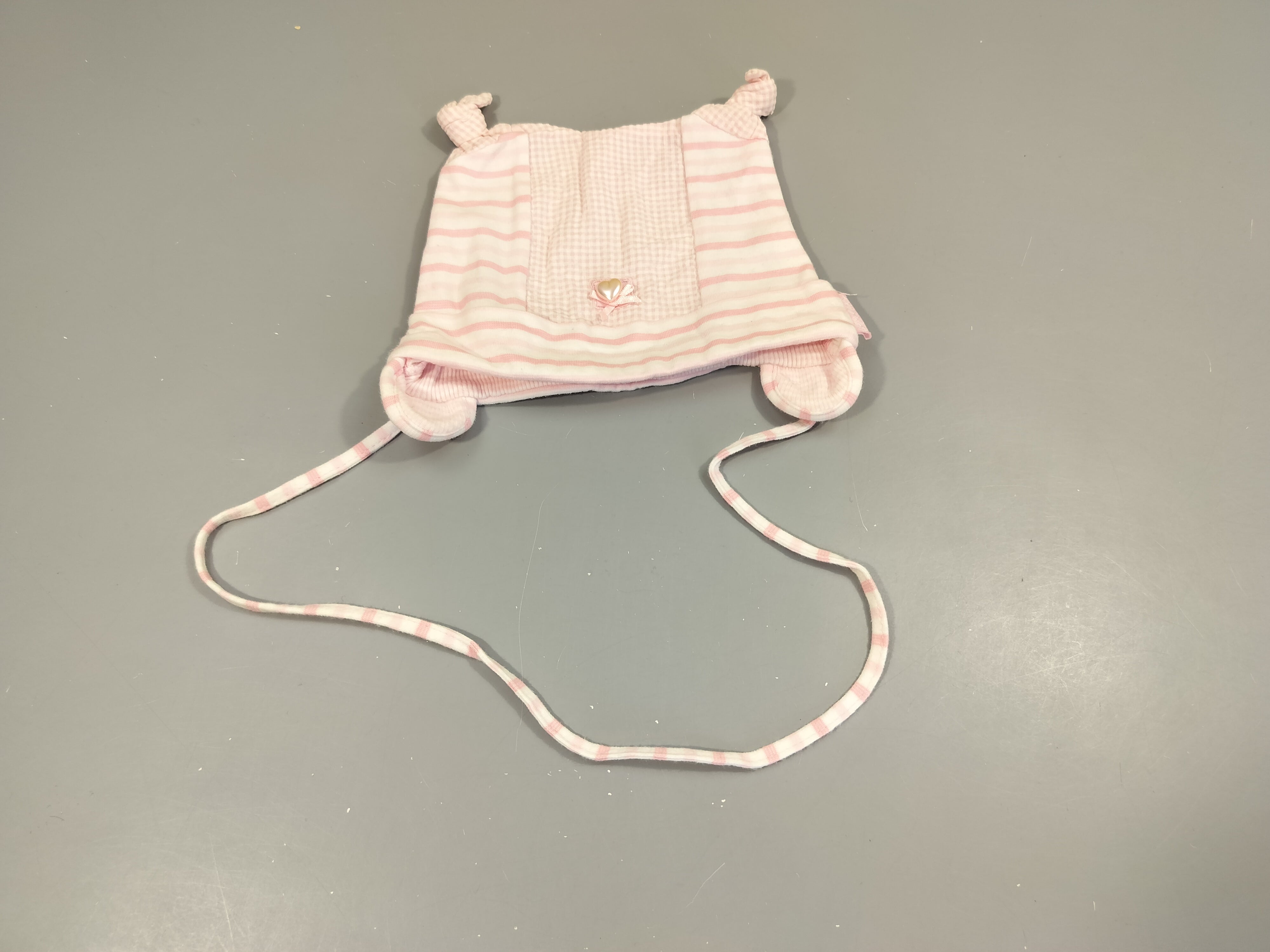 Bonnet d'été fille blanc rayé rose. Coeur blanc 40 cm