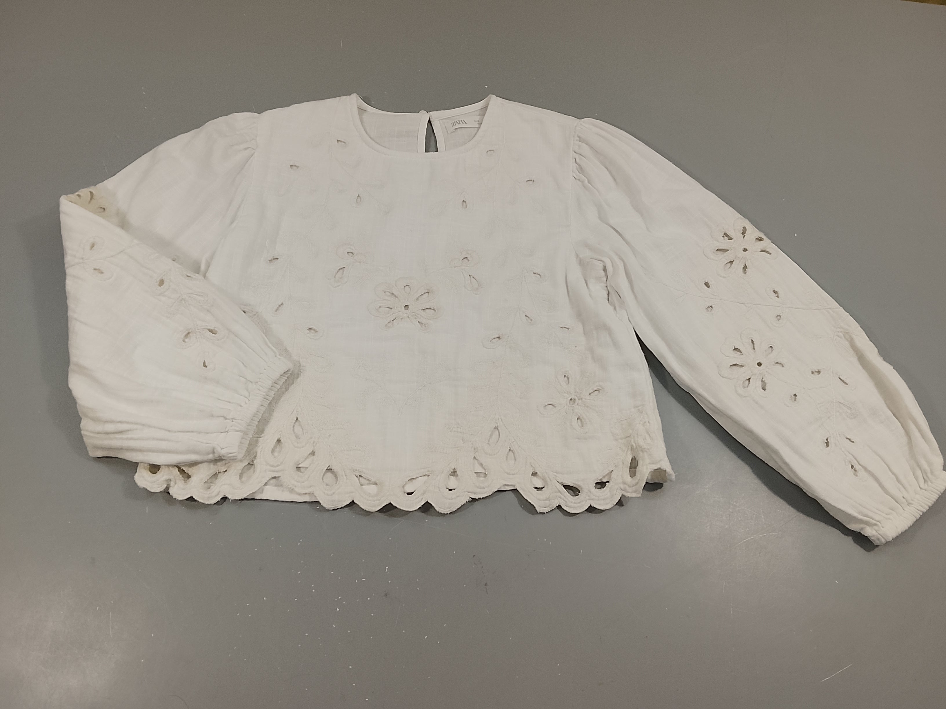 Blouse m.l style lin blanc, fleurs et feuilles brodées