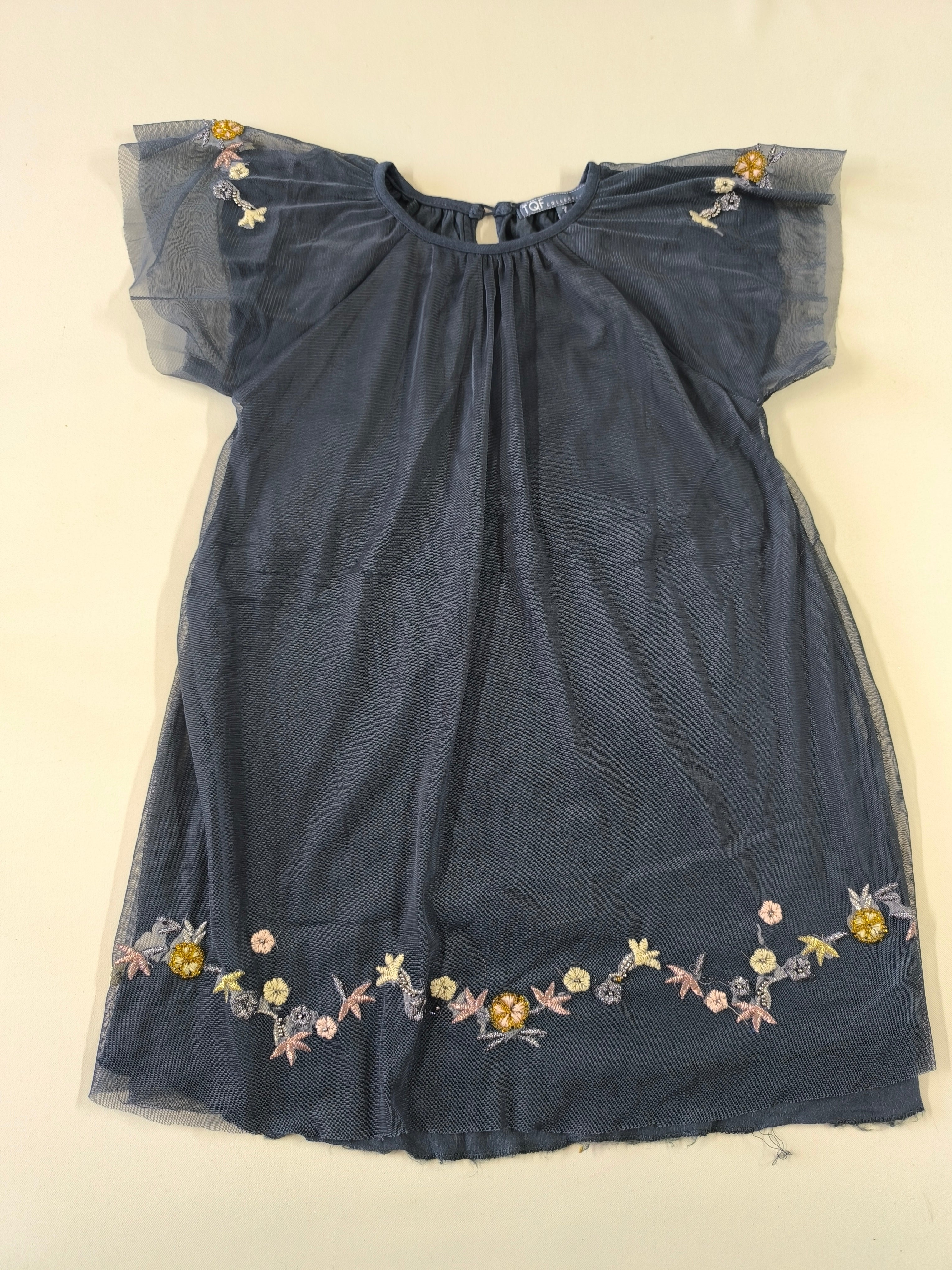 Robe m.c gris foncée tule broderies aux manches