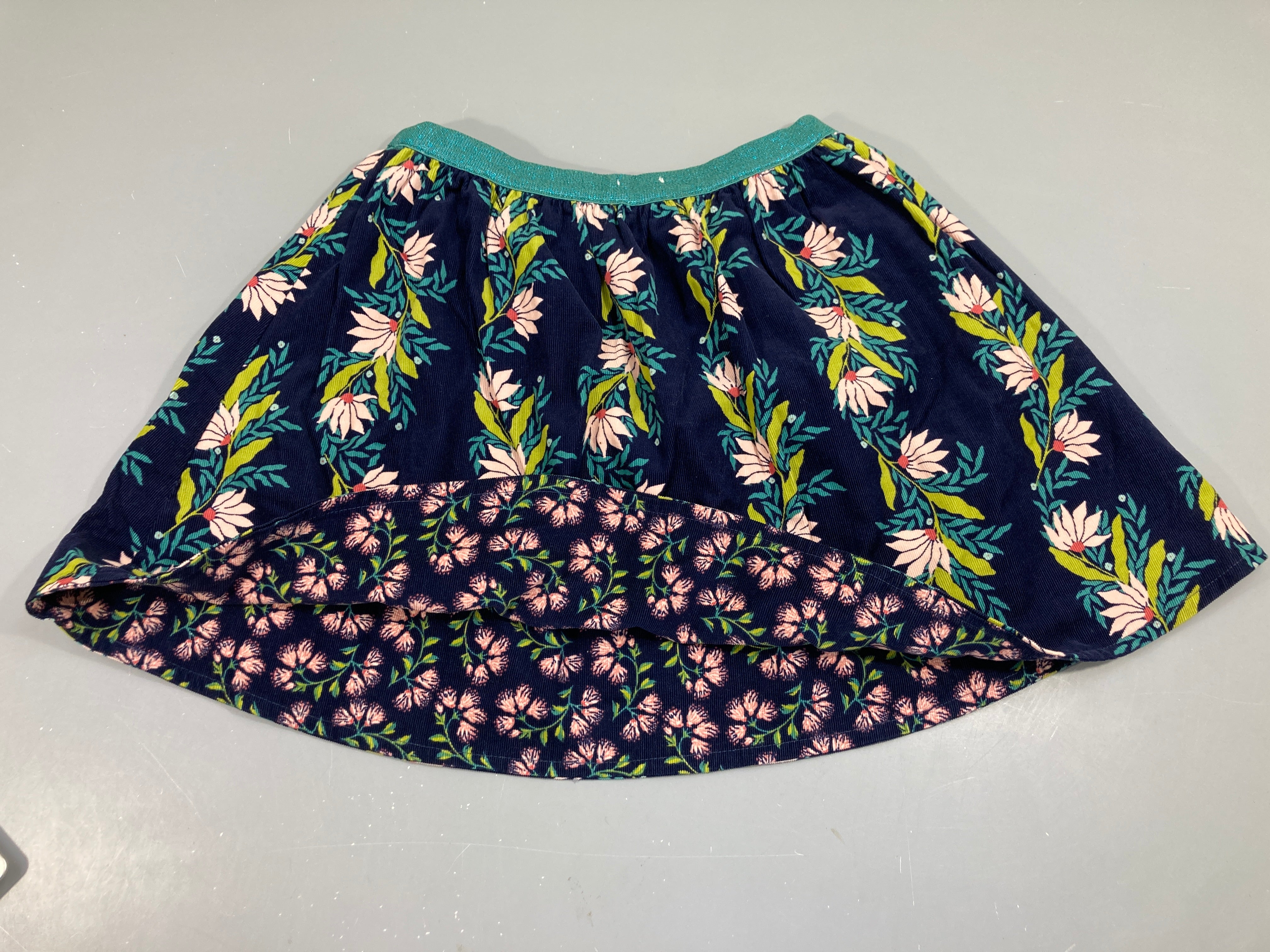 Jupe réversible velours bleu foncé et fleurs roses et vertes taille élastique,taille estimée