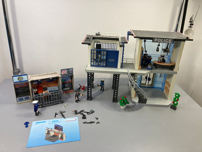 Playmobil City Action 5182 Commissariat de police (vendu sans système d'alarme) + Playmobil - 5421 - Coffre Poste De Police, moins cher chez Petit Kiwi