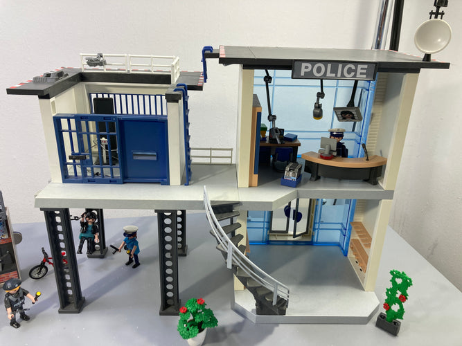Playmobil City Action 5182 Commissariat de police (vendu sans système d'alarme) + Playmobil - 5421 - Coffre Poste De Police, moins cher chez Petit Kiwi