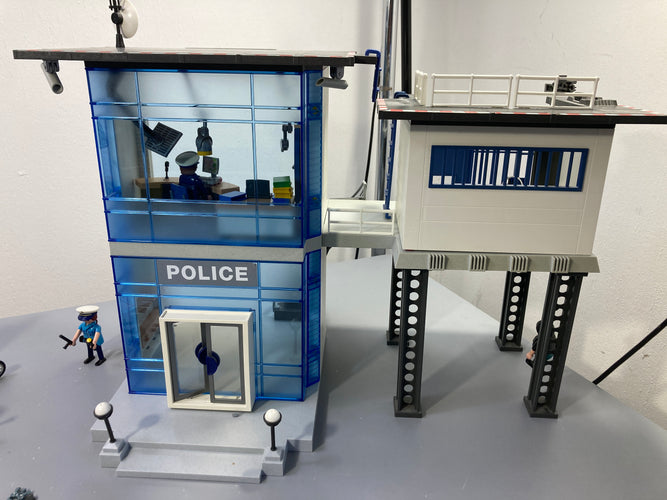 Playmobil City Action 5182 Commissariat de police (vendu sans système d'alarme) + Playmobil - 5421 - Coffre Poste De Police, moins cher chez Petit Kiwi