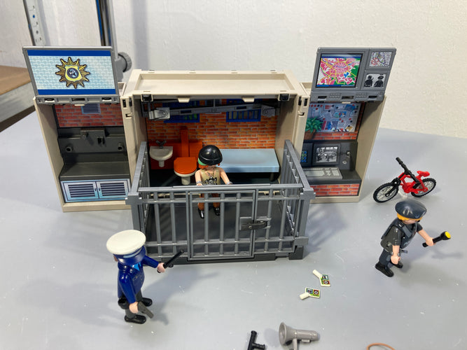 Playmobil City Action 5182 Commissariat de police (vendu sans système d'alarme) + Playmobil - 5421 - Coffre Poste De Police, moins cher chez Petit Kiwi