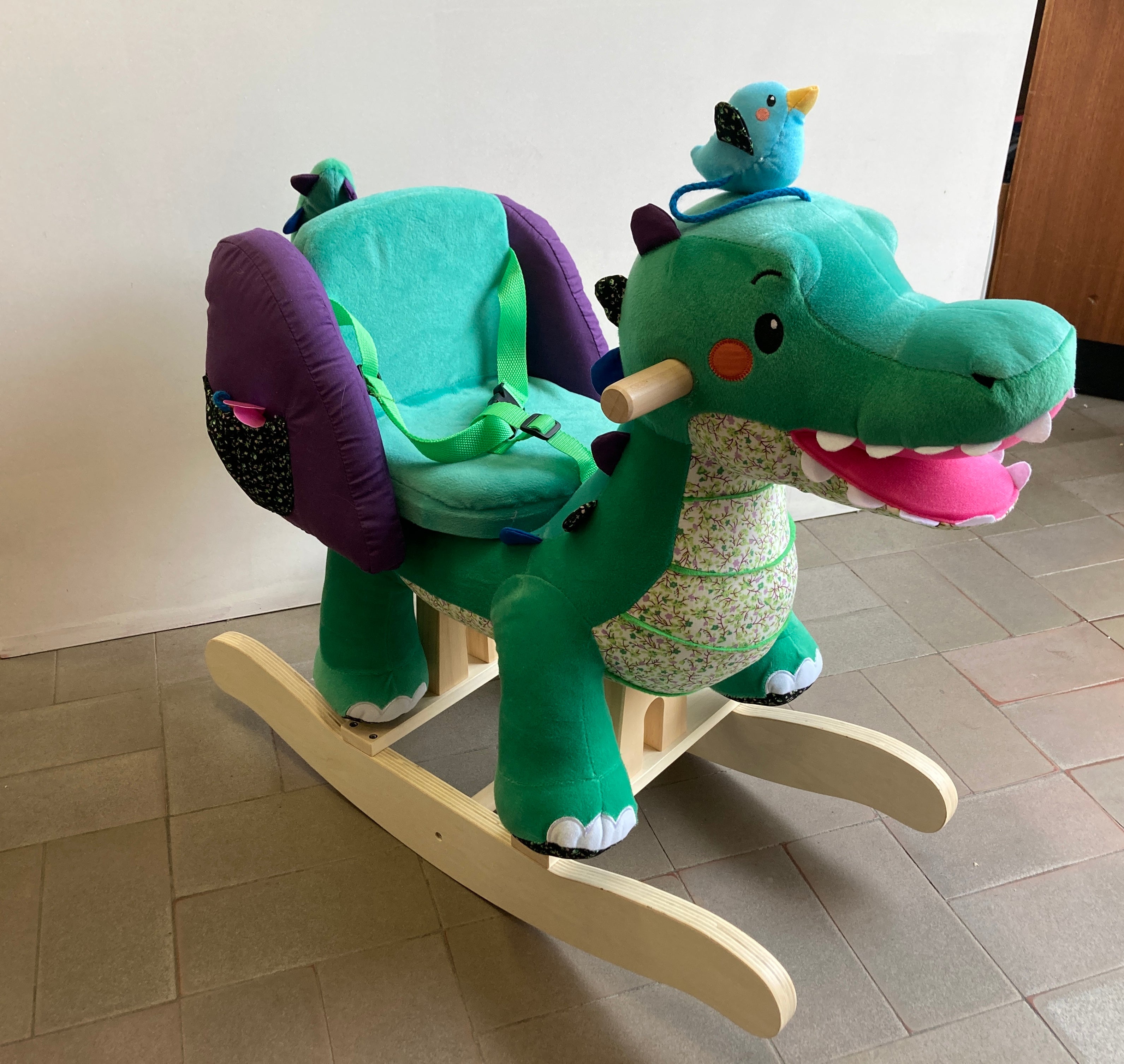 Etat neuf- Crocodile à bascule en bois et peluche-Labebe- Siège baquet rembourré avec ceinture de sécurité ajustable à 3 points