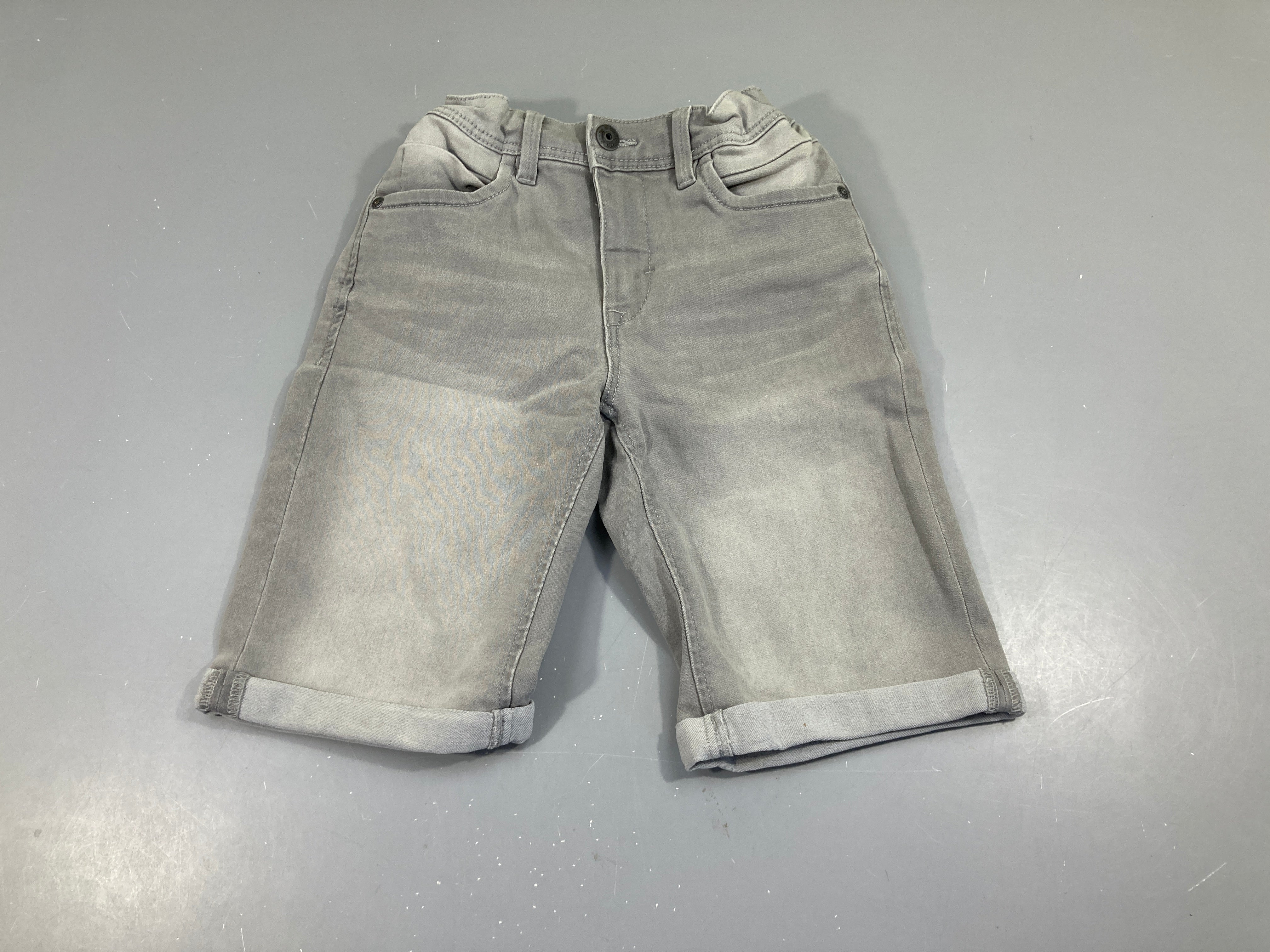 Bermuda gris à revers