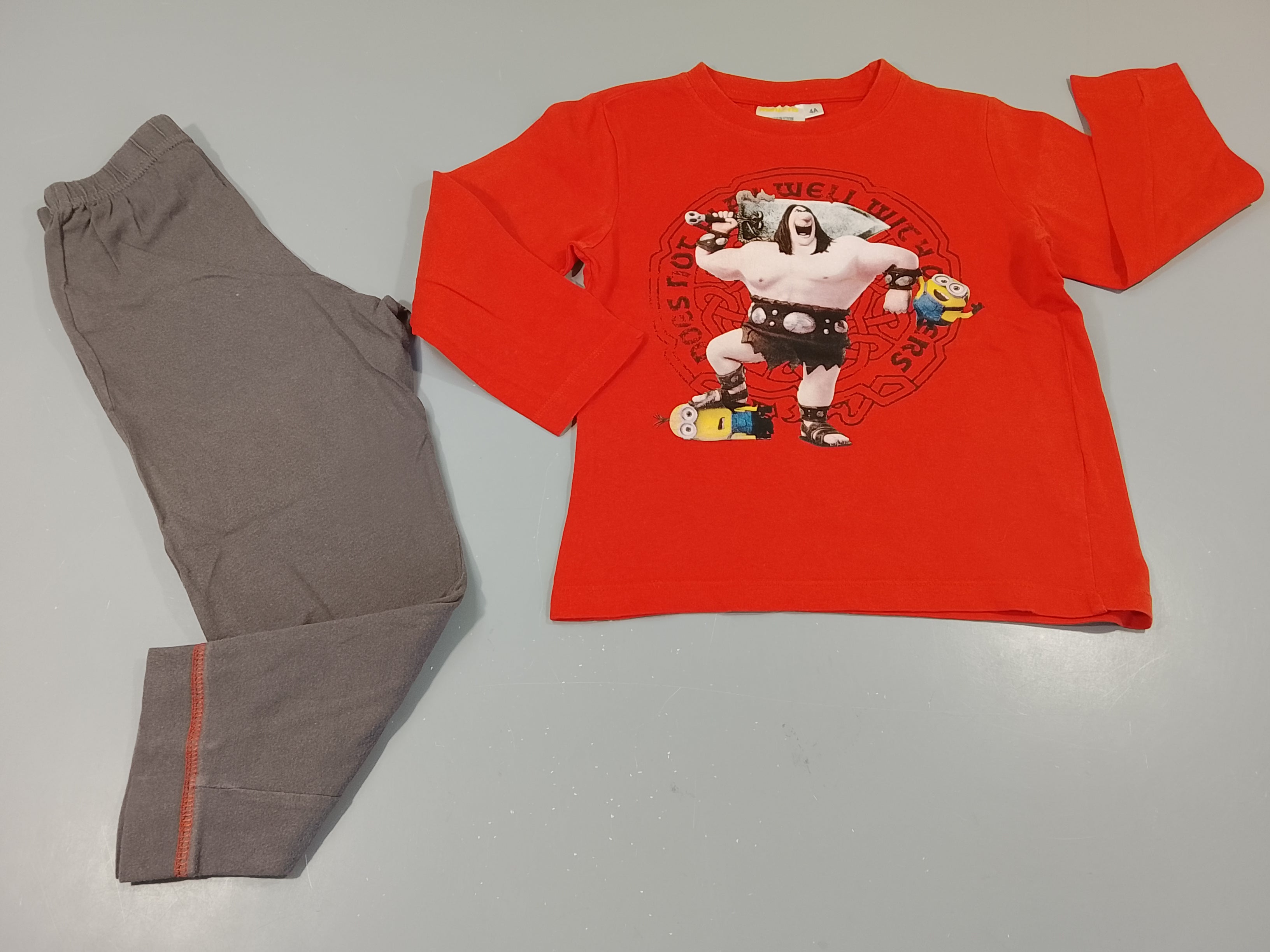 Pyjama 2pcs jersey rouge et gris les minions  + méchant