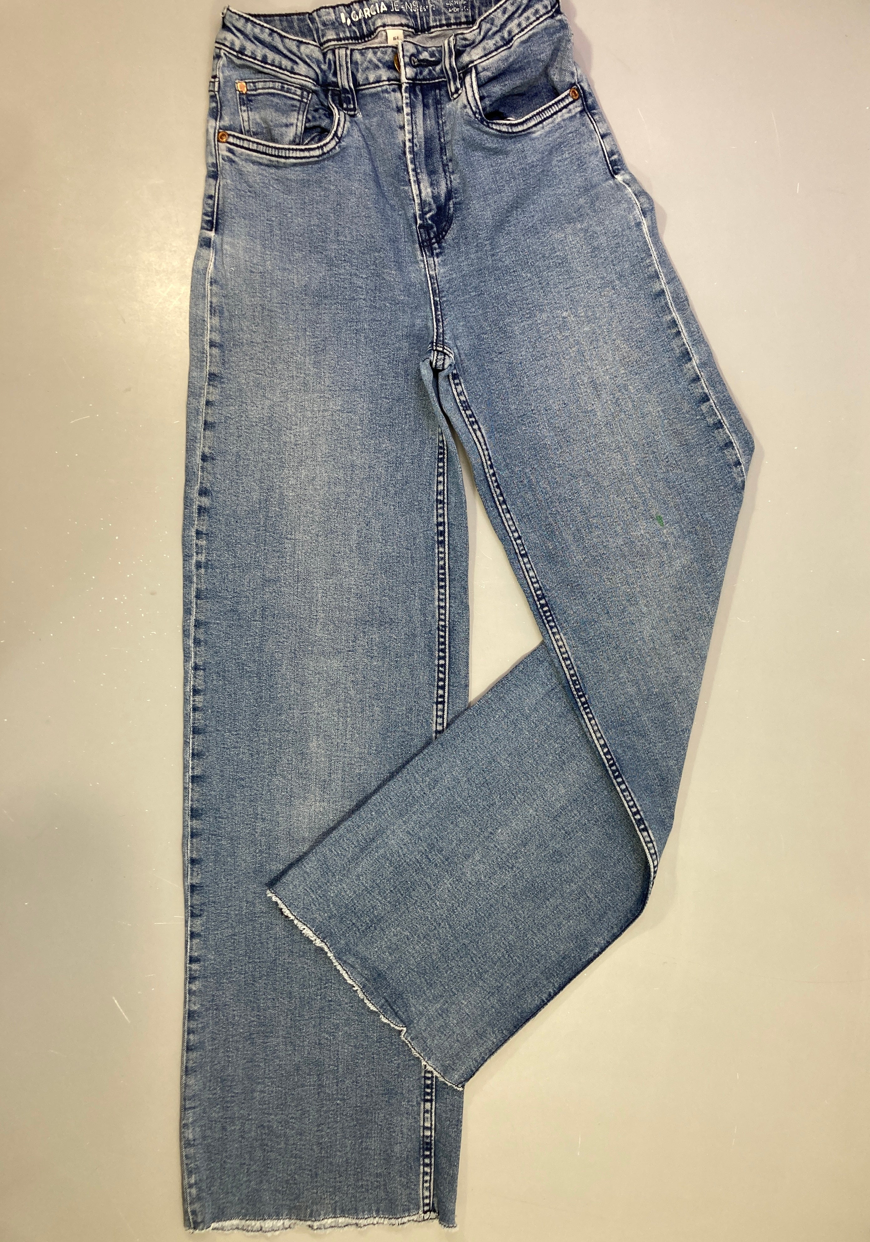 Jeans wide leg effiloché bas-Petite tache verte cuisse G et elastane légèrement détendu