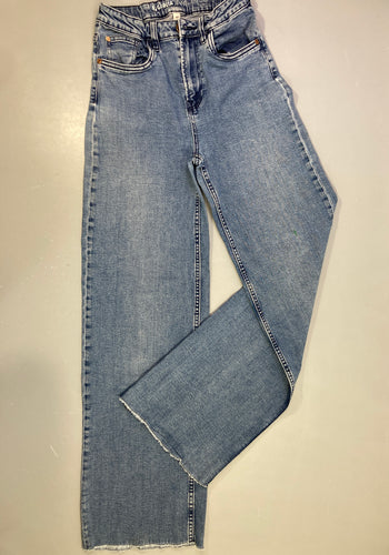 Jeans wide leg effiloché bas-Petite tache verte cuisse G et elastane légèrement détendu, moins cher chez Petit Kiwi