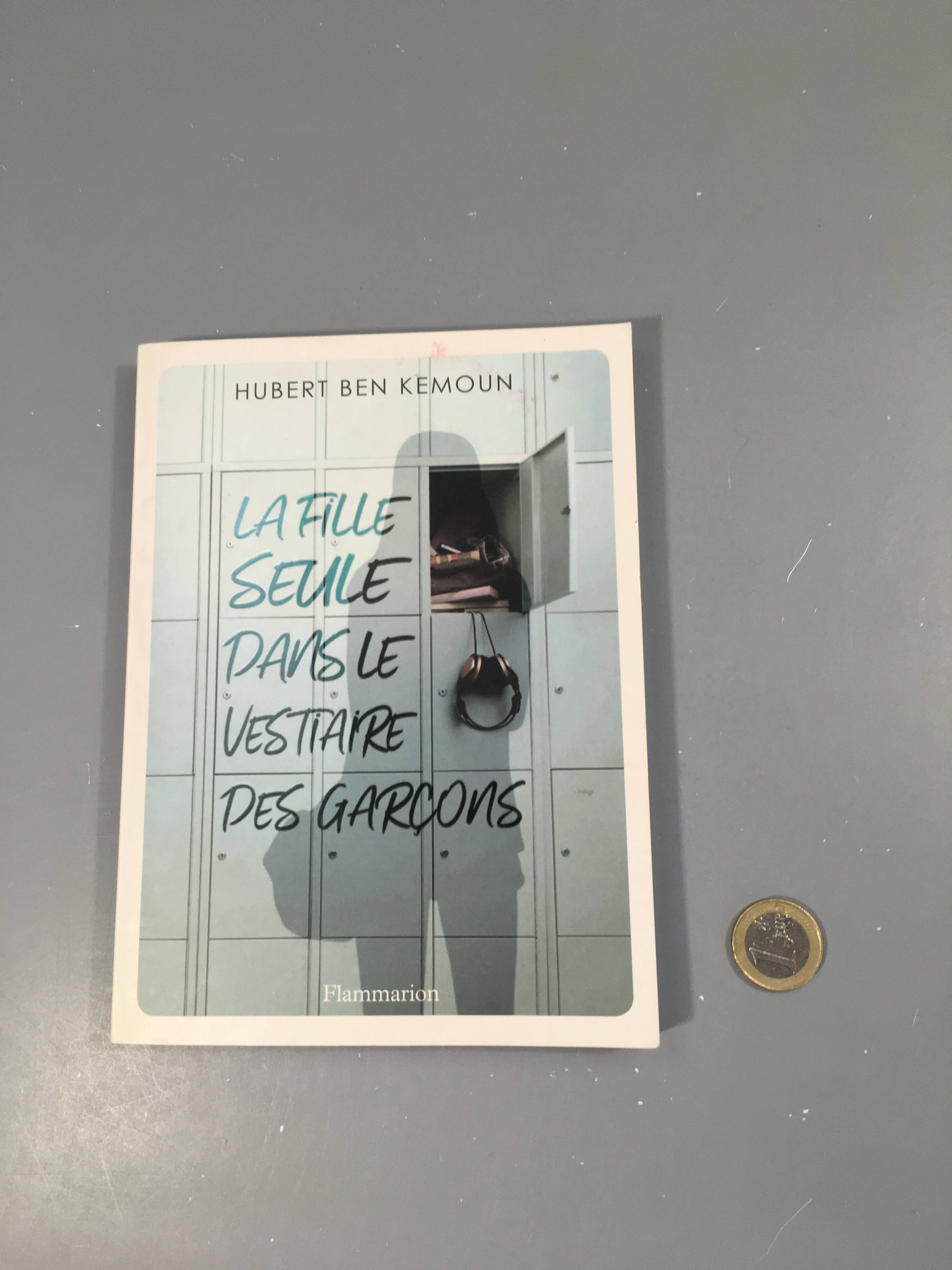 La fille seule dans le vestiaire des garçons