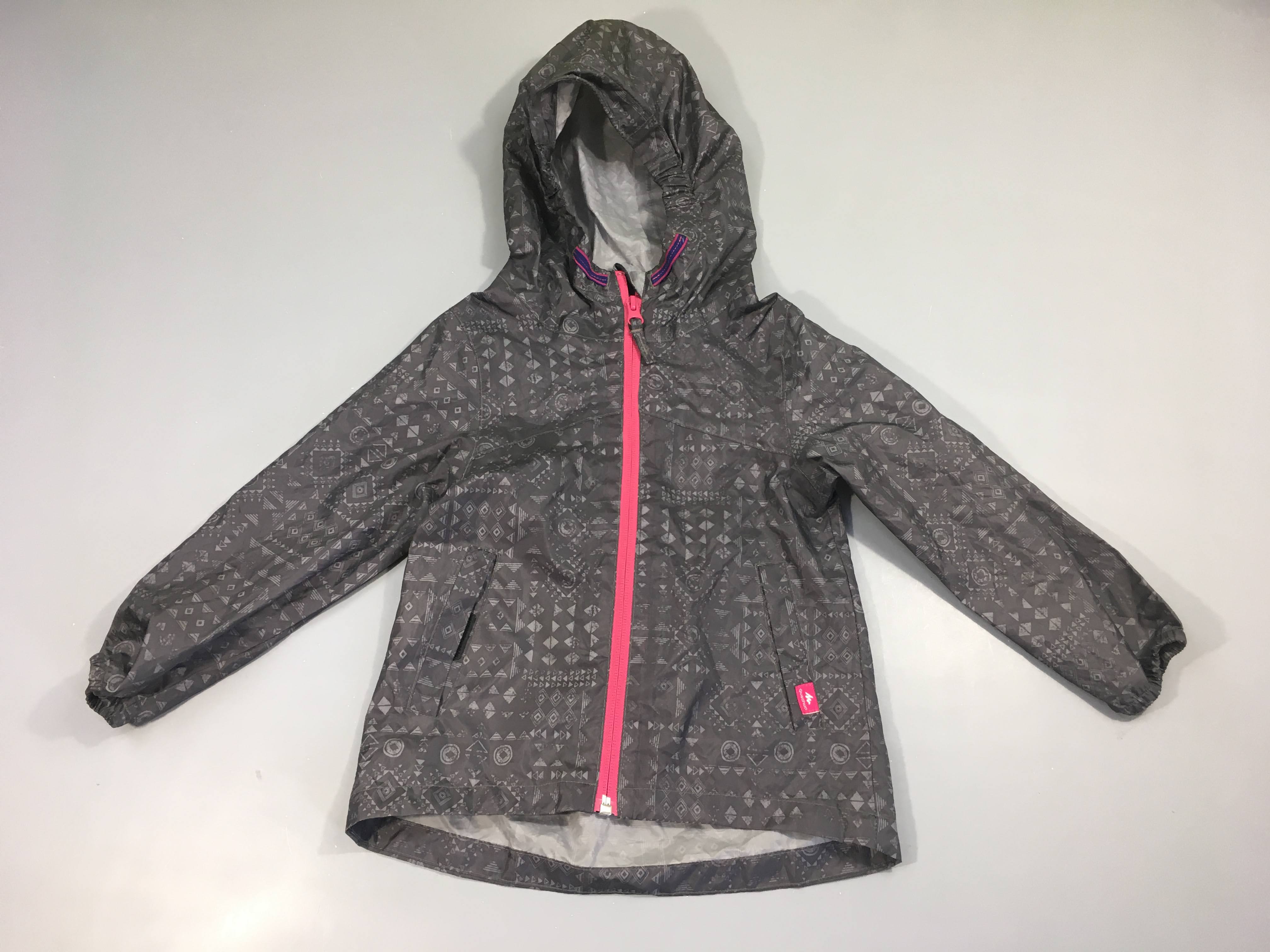 Coupe-vent style K-way à capuche gris motif triangle