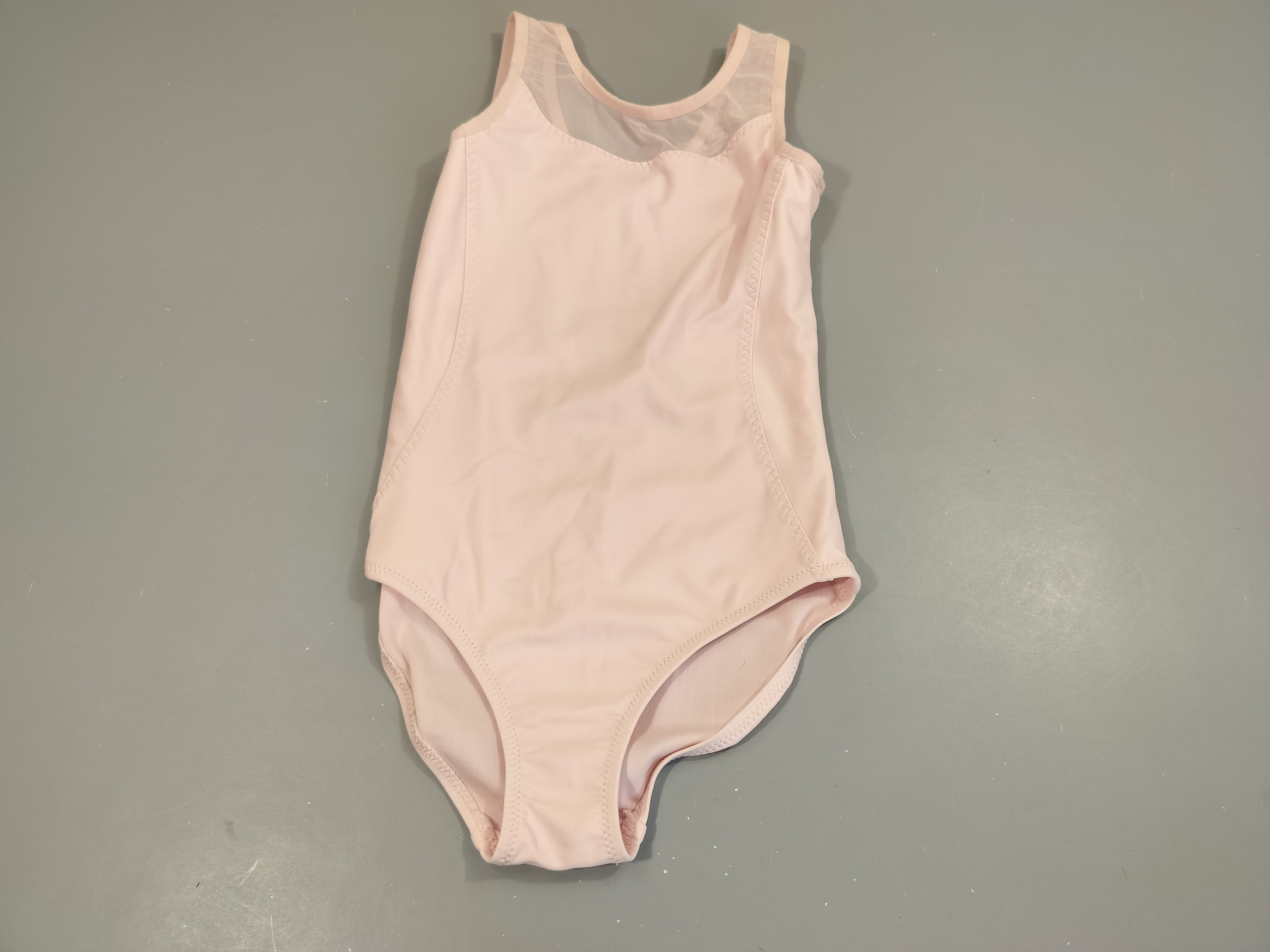 Maillot de danse s.m rose clair, matière maillot et voile Pas de taille indiquée, estimée 5a
