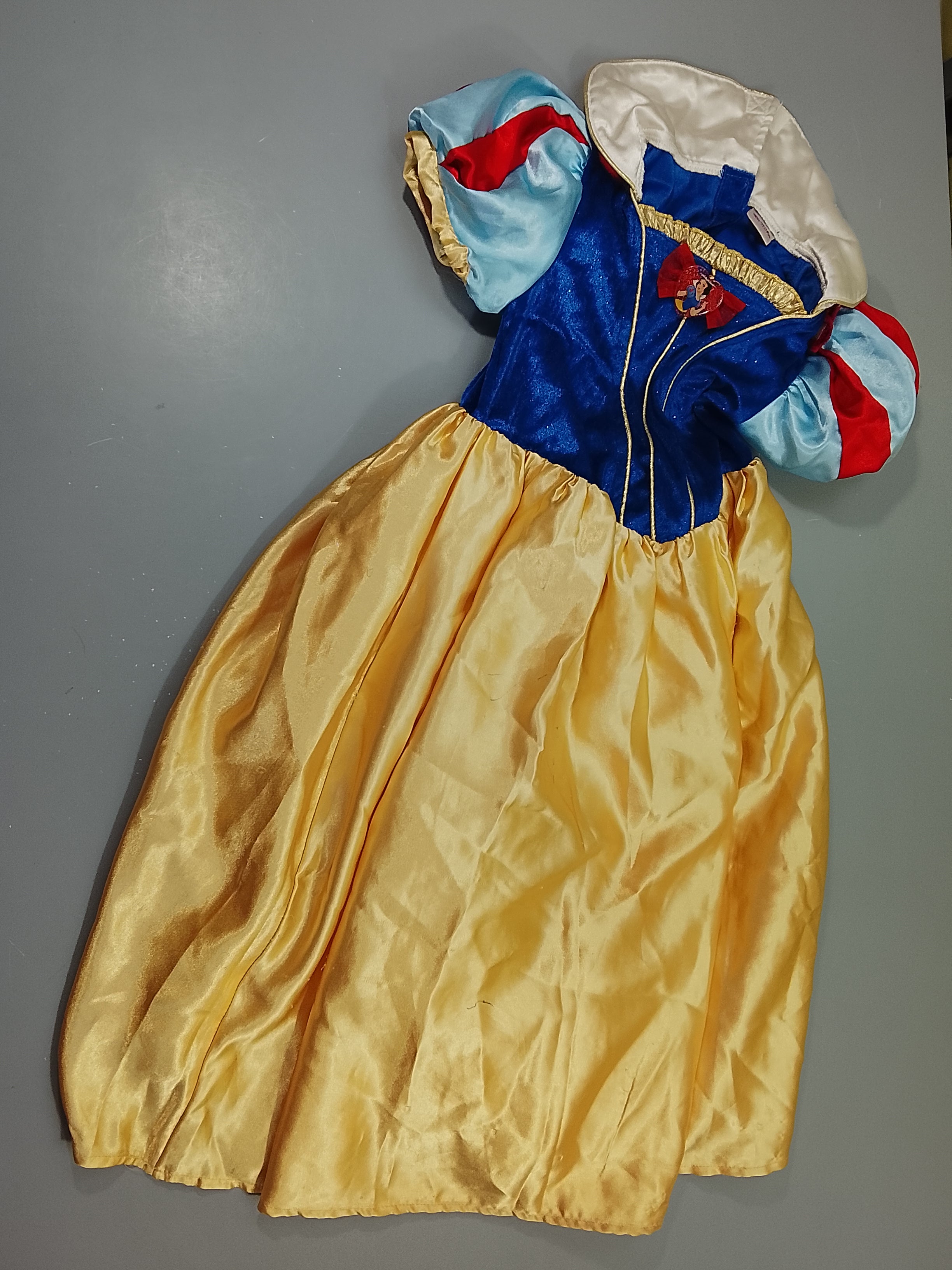 Robe m.c Blanche Neige , quelques raches de bic 5-7a