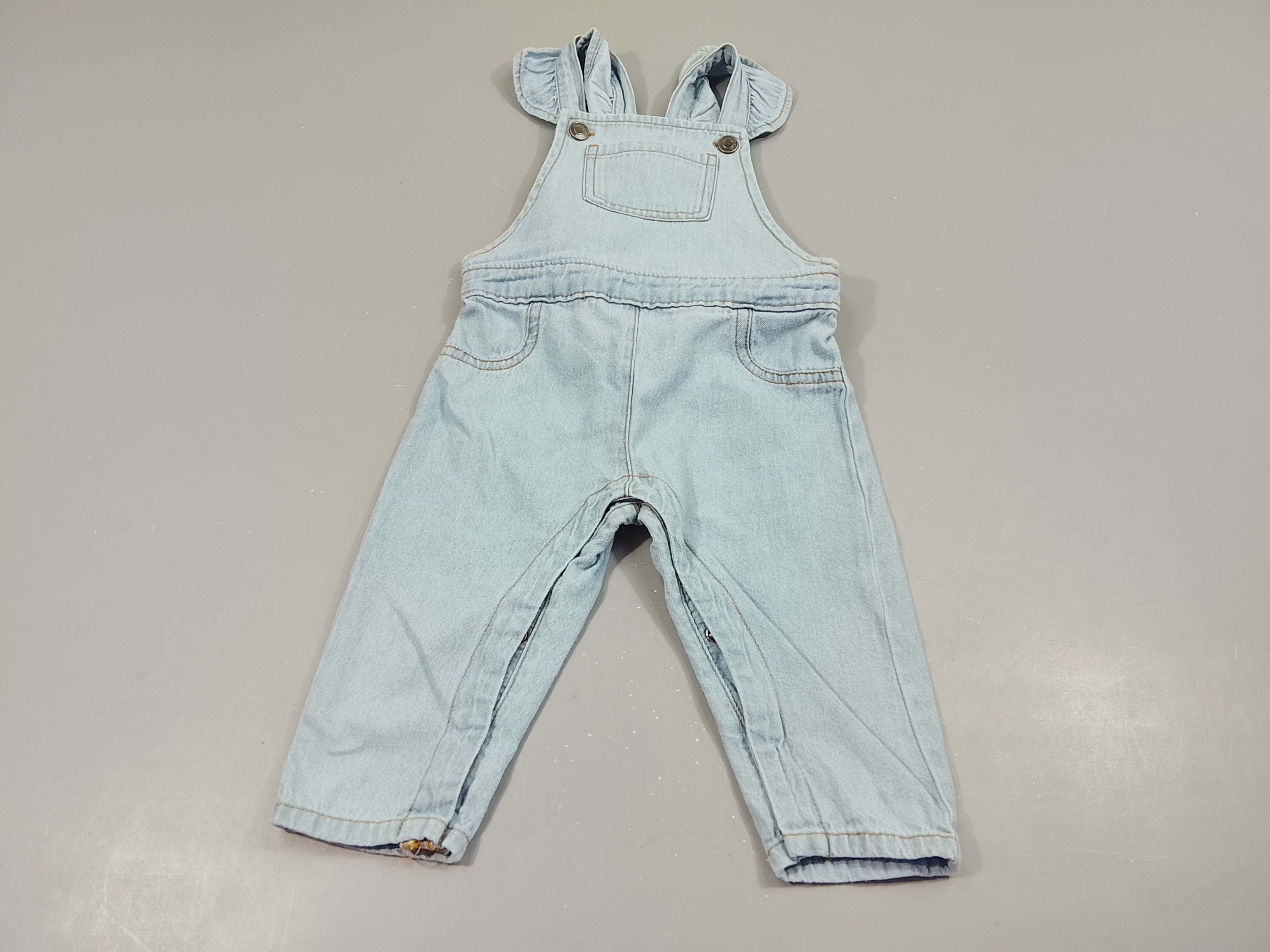 Salopette denim clair,manches volant aux  bretelles