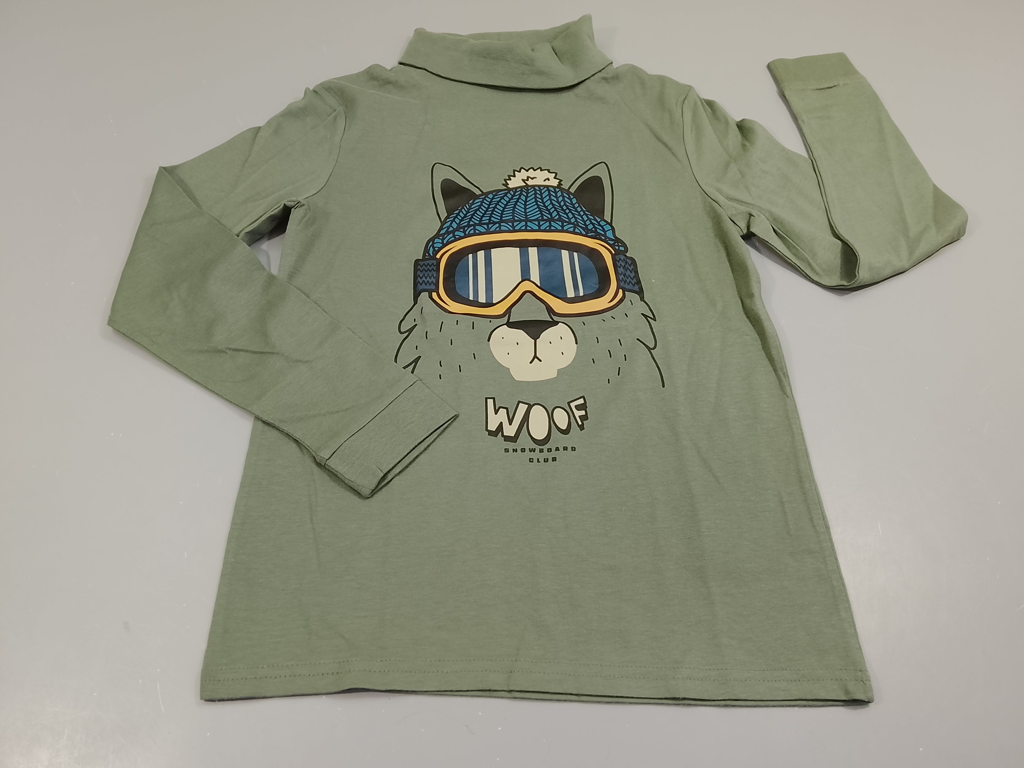 T-shirt m.l à col roulé  vert sauge chien avec lunettes de ski 