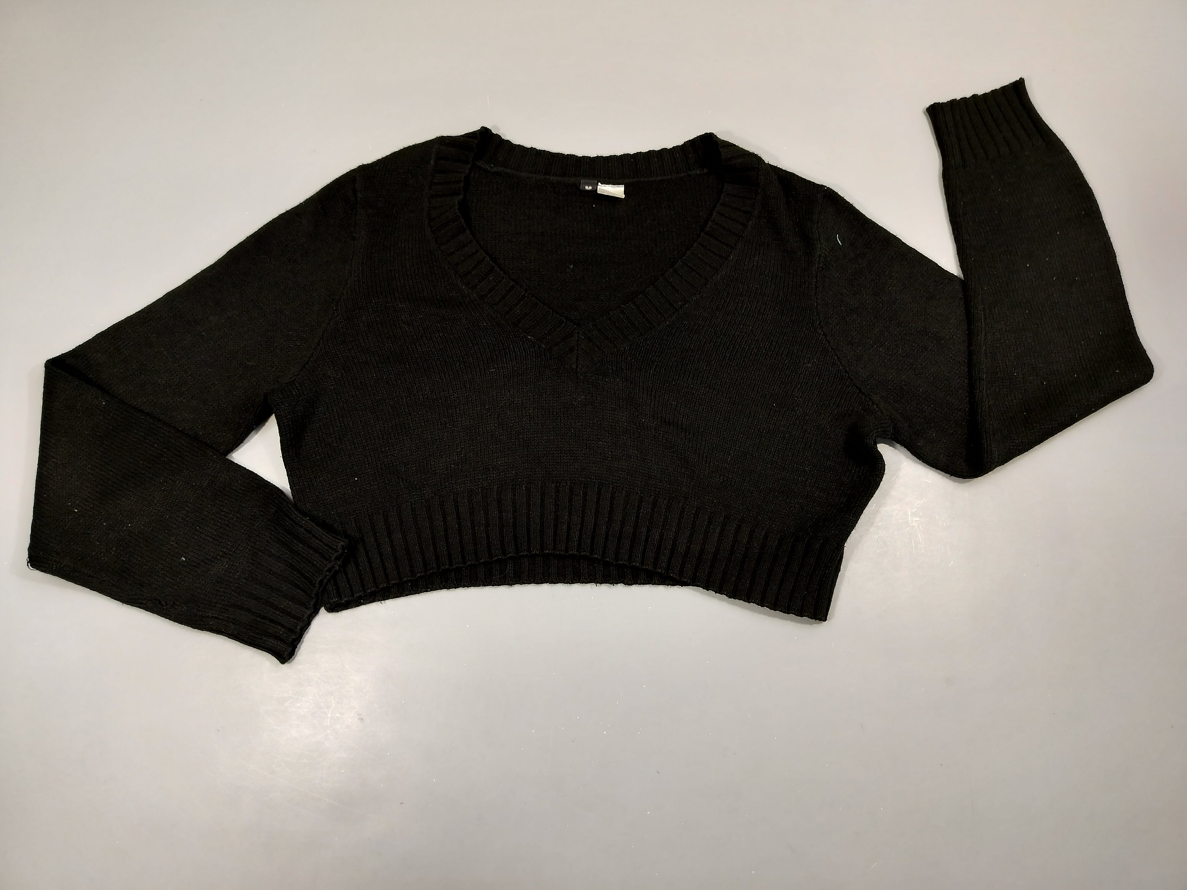 Pull court noir, col V. 100% ac.r.ylique