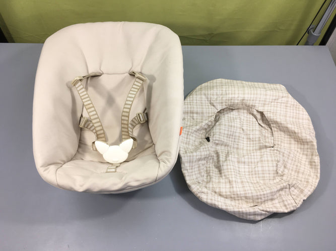 Tripp Trapp® Newborn Set™ Beige avec housse à carreaux Stokke - 0 à 9kg - S'adapte à toutes les chaises Tripp Trapp® fabriquées après mai 2003, numéro de série commençant par 3 ou plus, moins cher chez Petit Kiwi