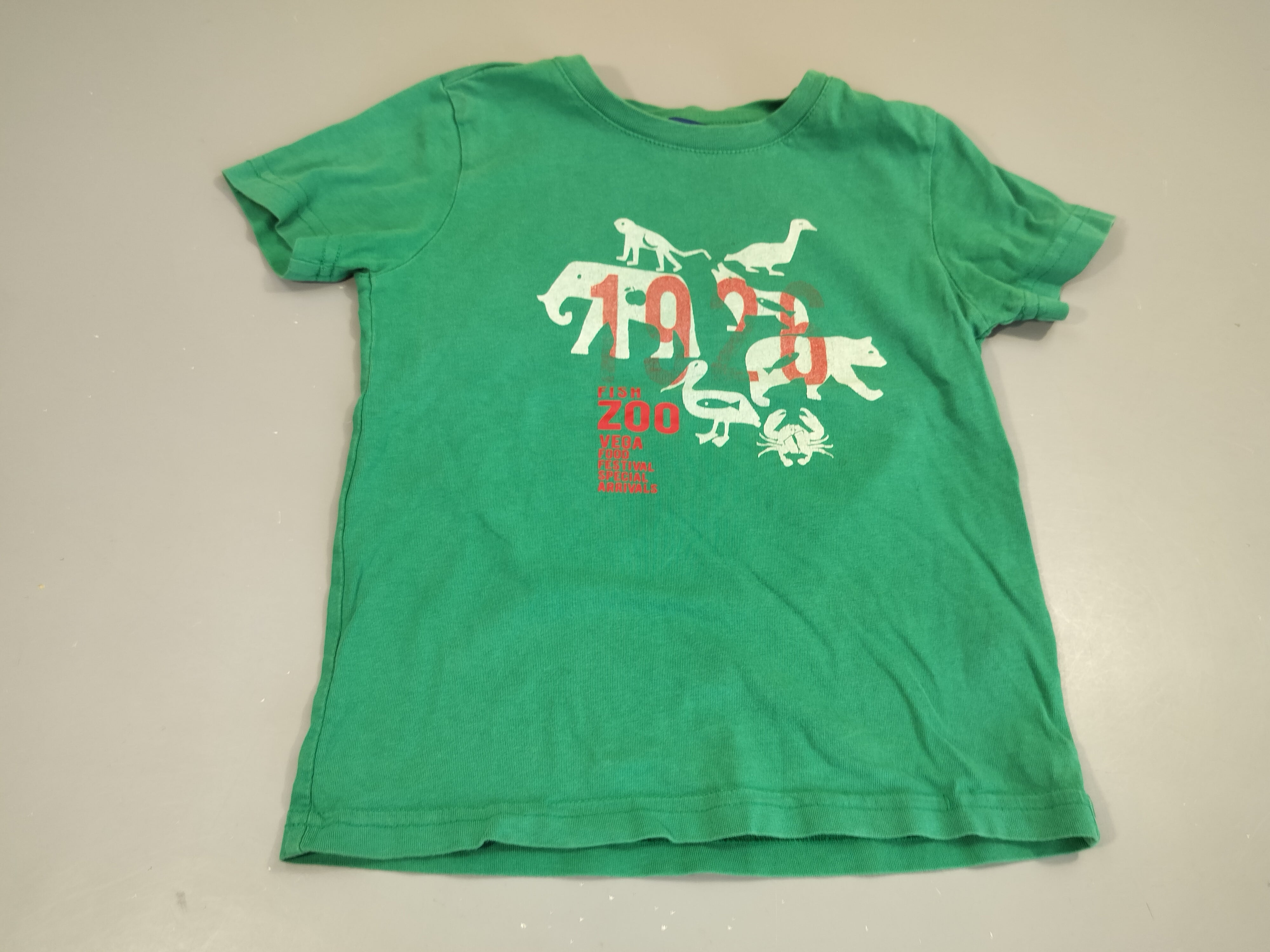 T-shirt m.c vert animaux blancs , légères taches
