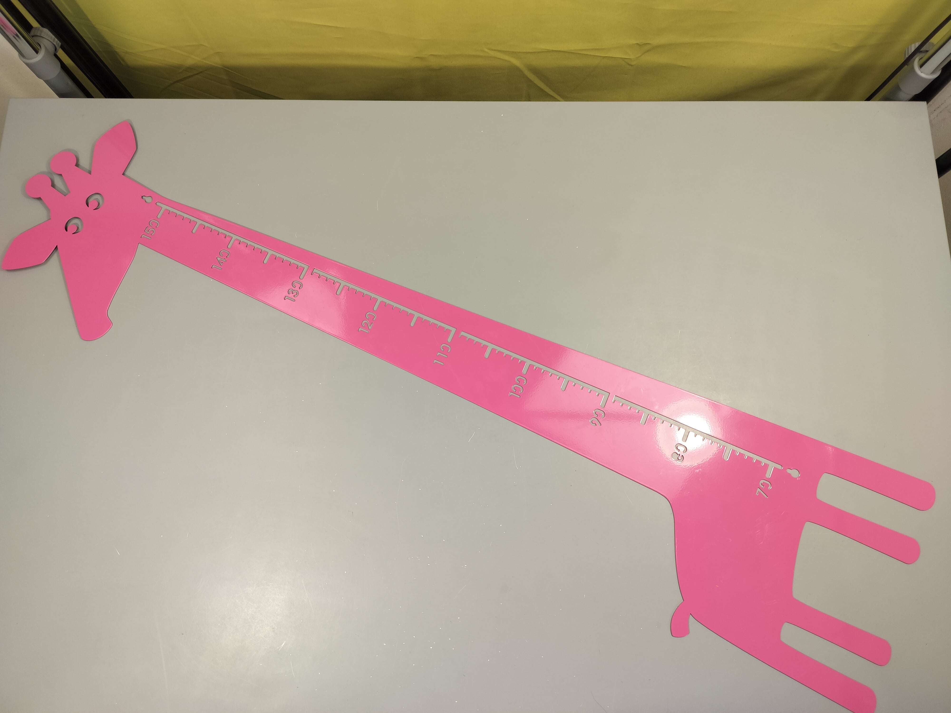 Toise girafe métallique rose