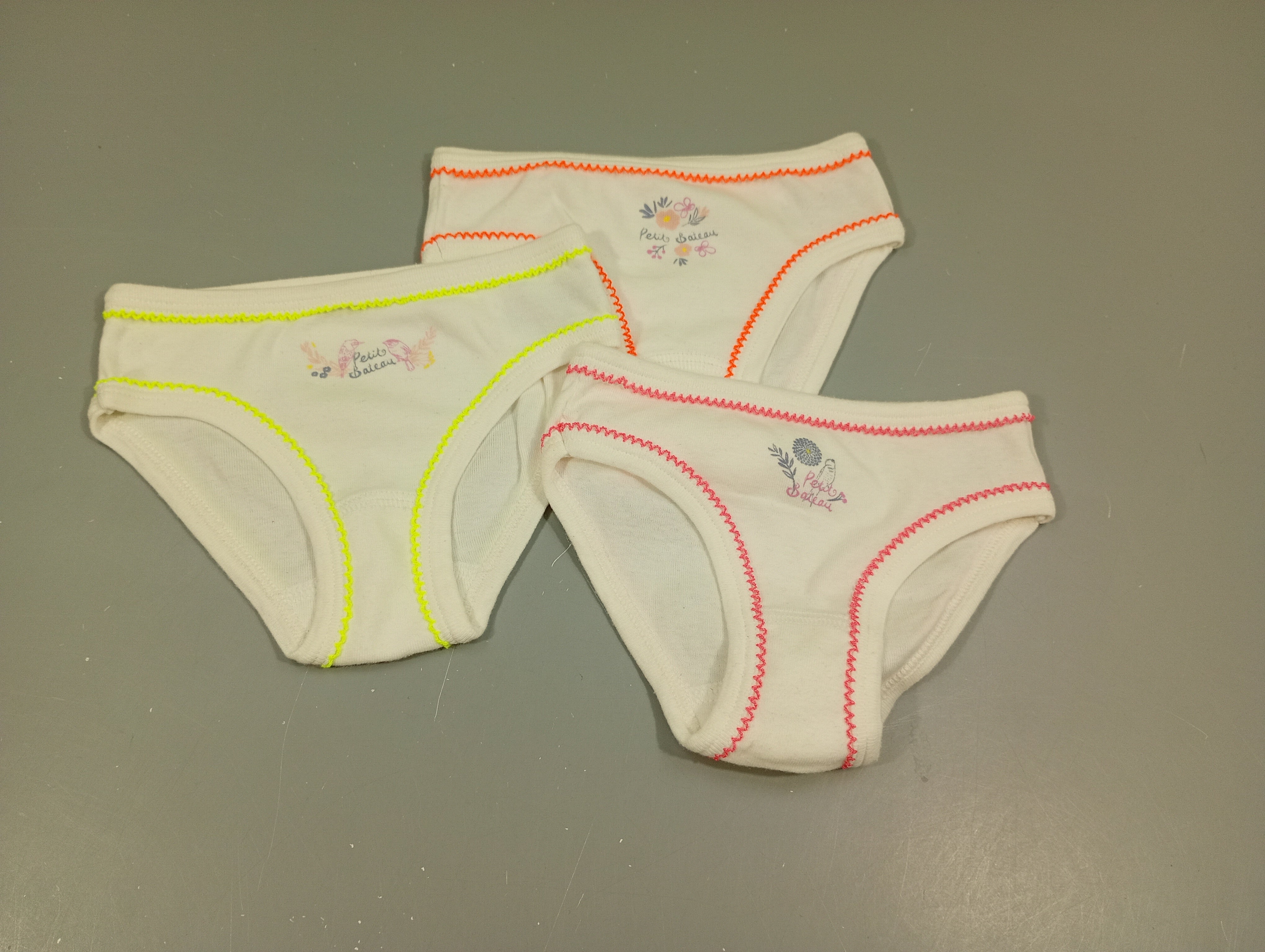 Lot de 3 culottes 1 rose/ 1blanche écritures, fleurs,.../ 1 rose chat 