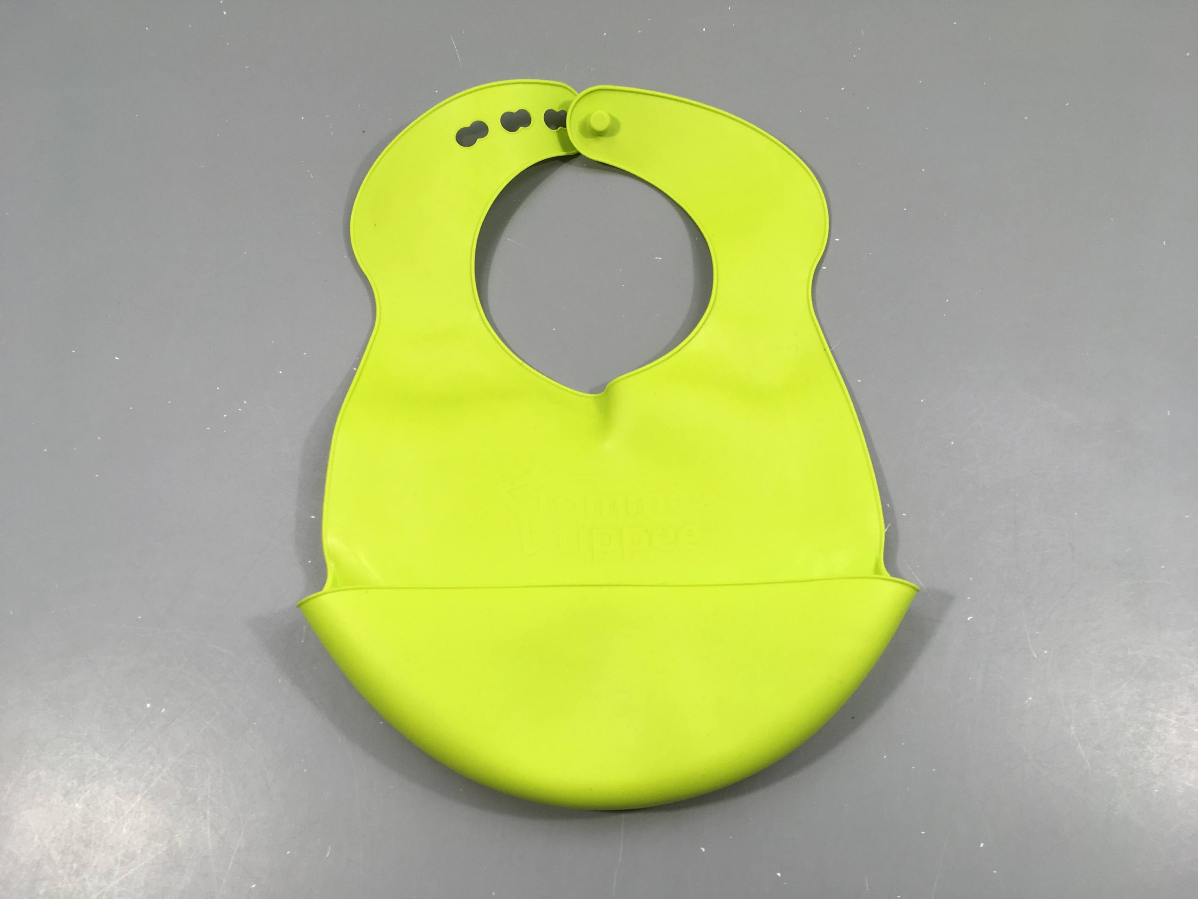 Bavoir en silicone vert avec réservoir