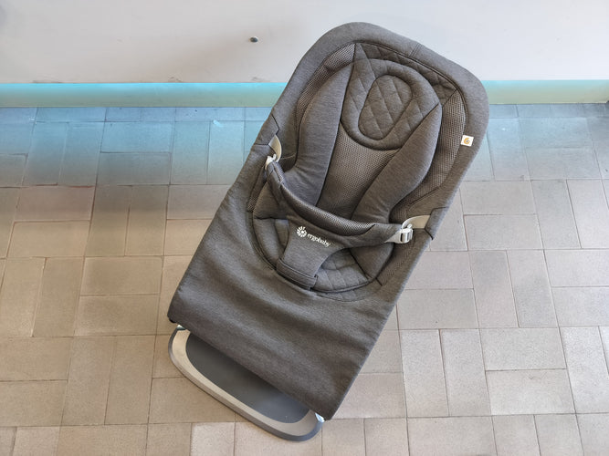 Relax 3 en 1 Evolve d'Ergobaby. Idéal pour le dos de bébé.  https://ergobaby.fr/the-transat-3-en-1-evolve, moins cher chez Petit Kiwi