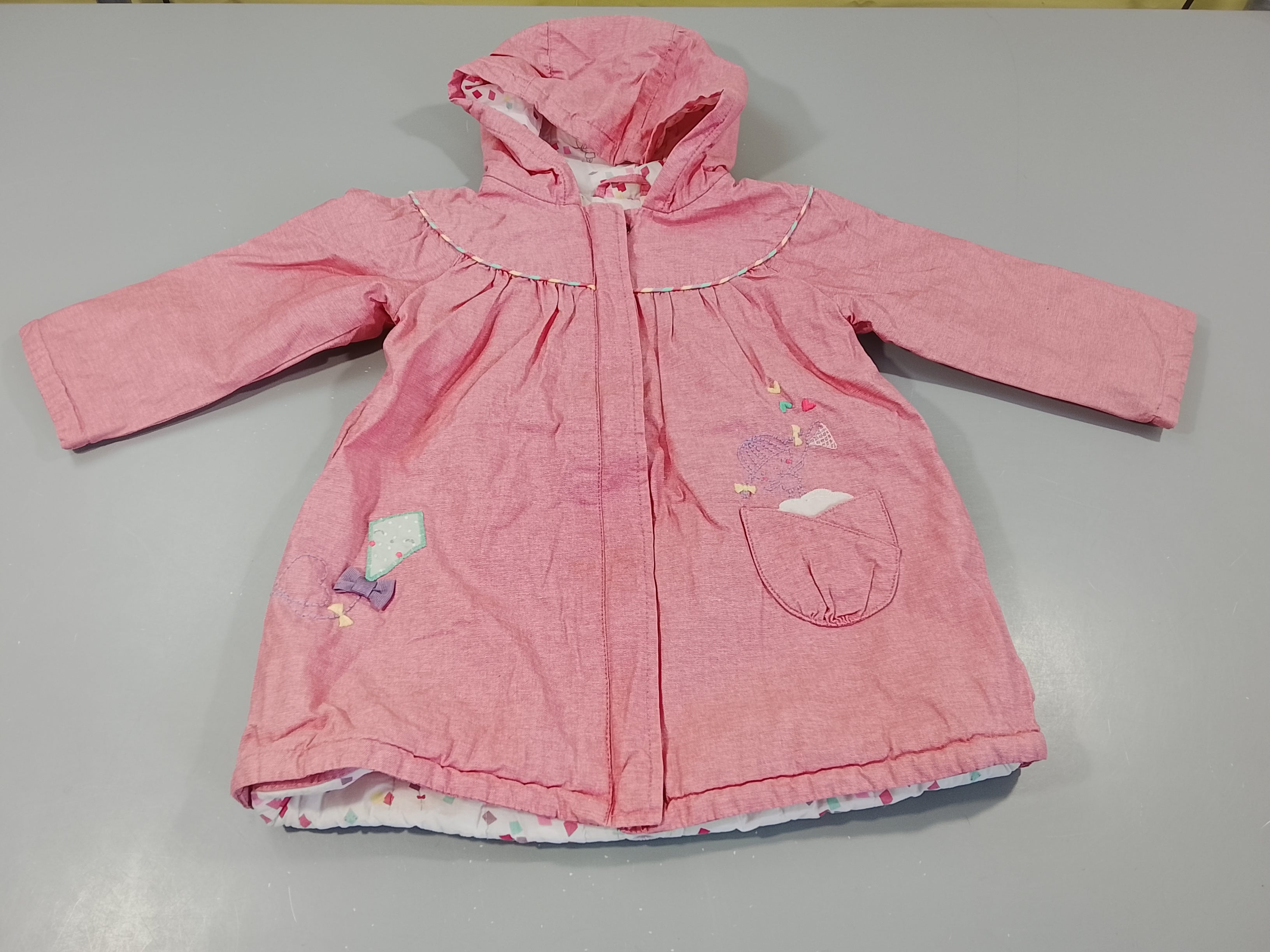Veste zippée à capuche  rouge clair chiné, cerf-volant , fillette avec filet à papillon
