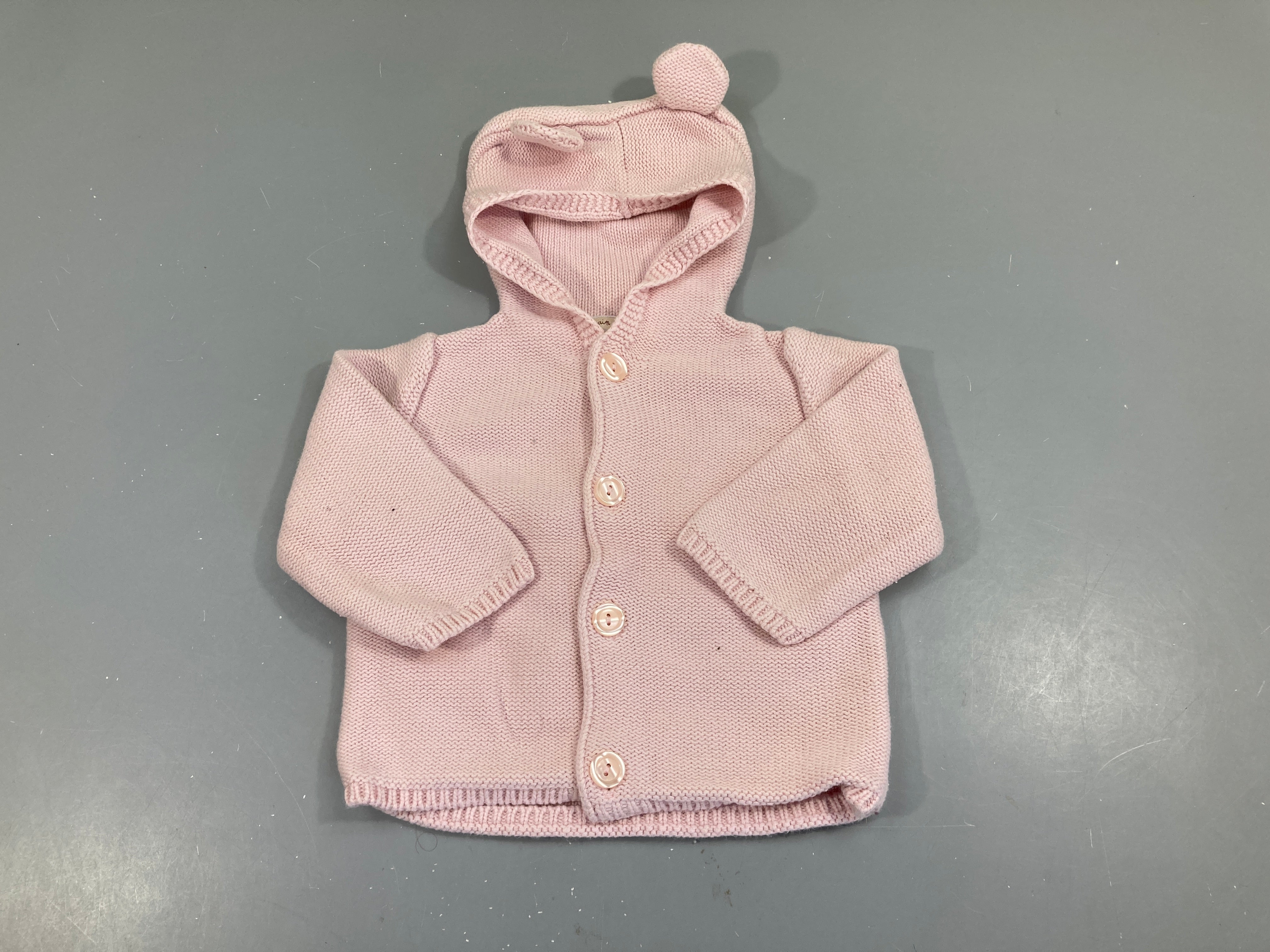 Gilet rose pâle à capuche, petite tache à l'avant