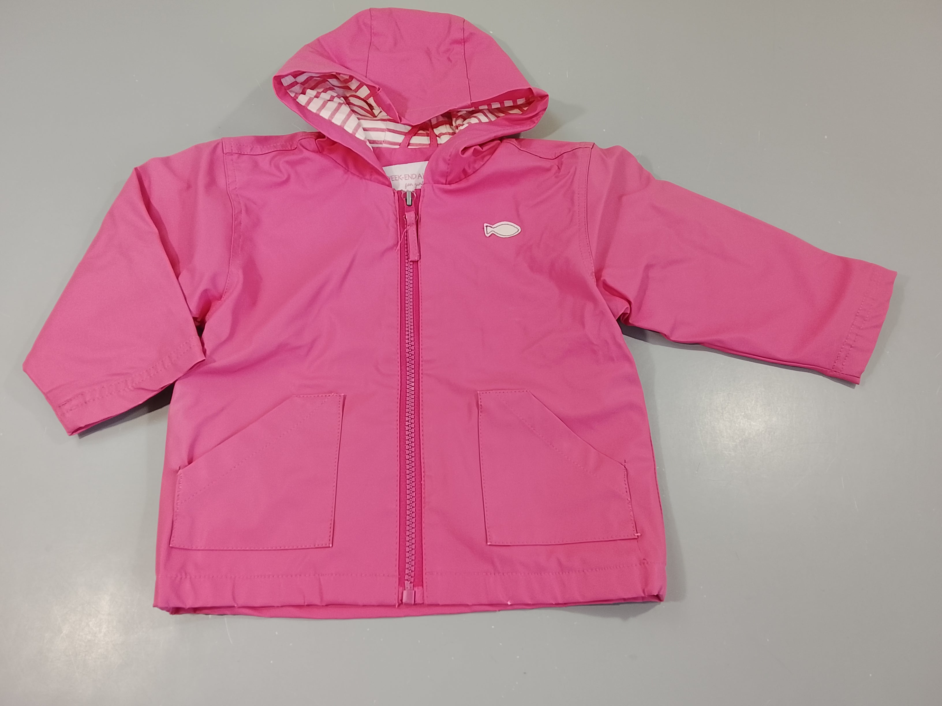 Veste zippée à capuche imperméable rose, légère trace de décoloration à l'arrière