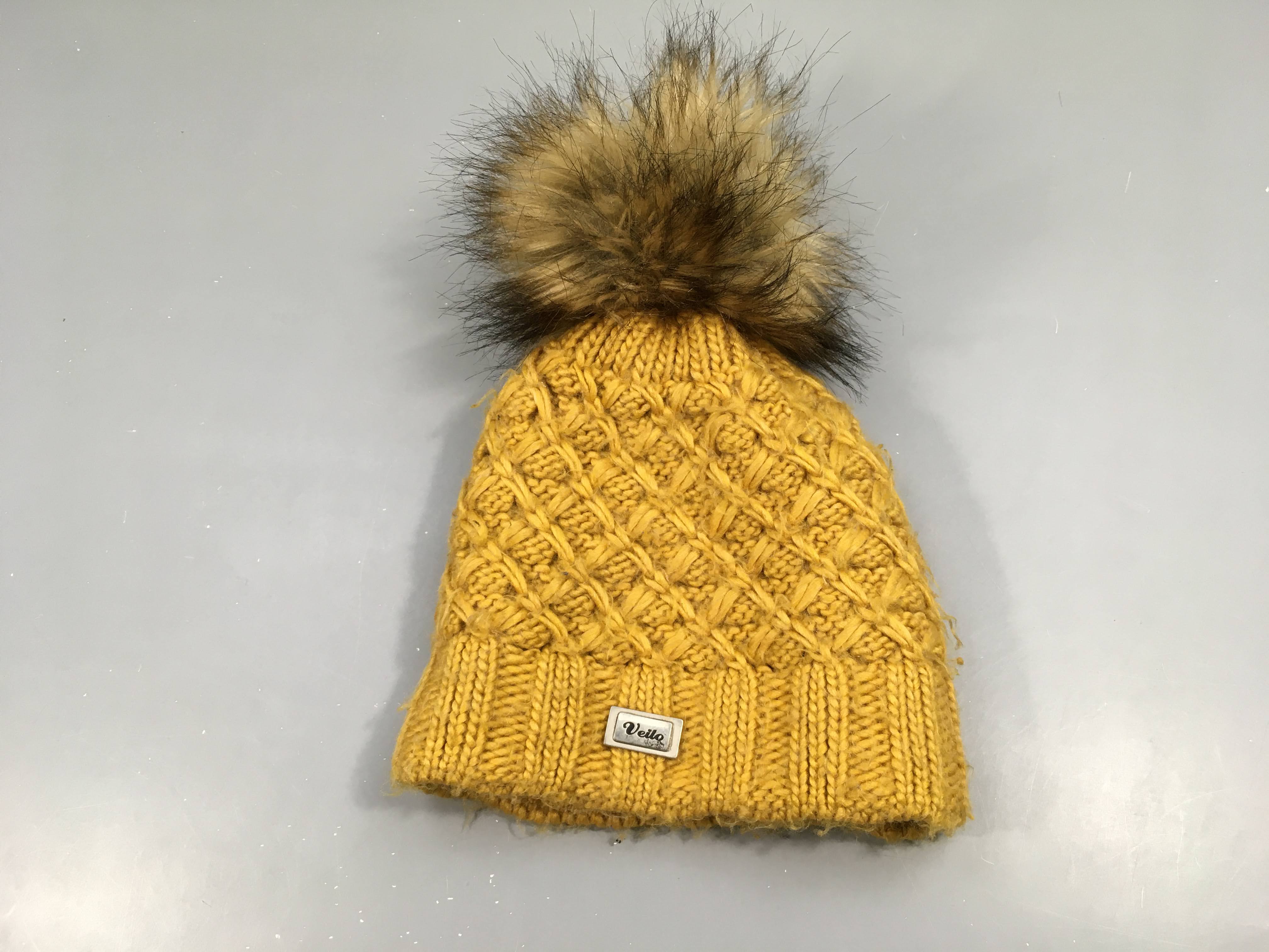 Bonnet mailles torsadées doublé polar pompon