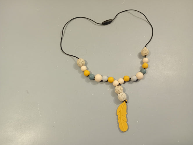 Collier d'allaitement en silicone bleu, blanc, jaune, plume jaune, moins cher chez Petit Kiwi
