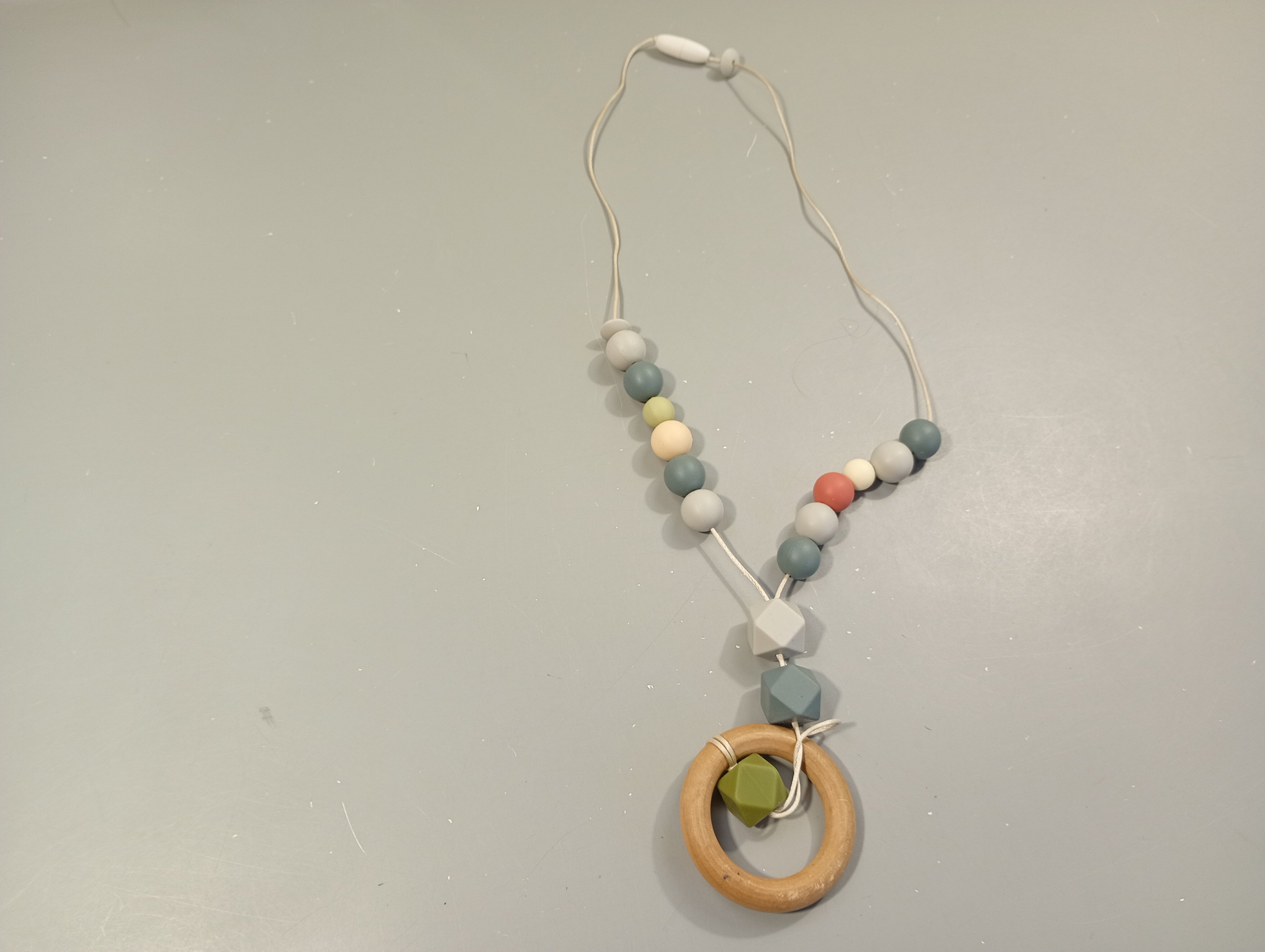 Collier d'allaitement  en silicone bleu, rouge, blanc,... avec anneau en bois