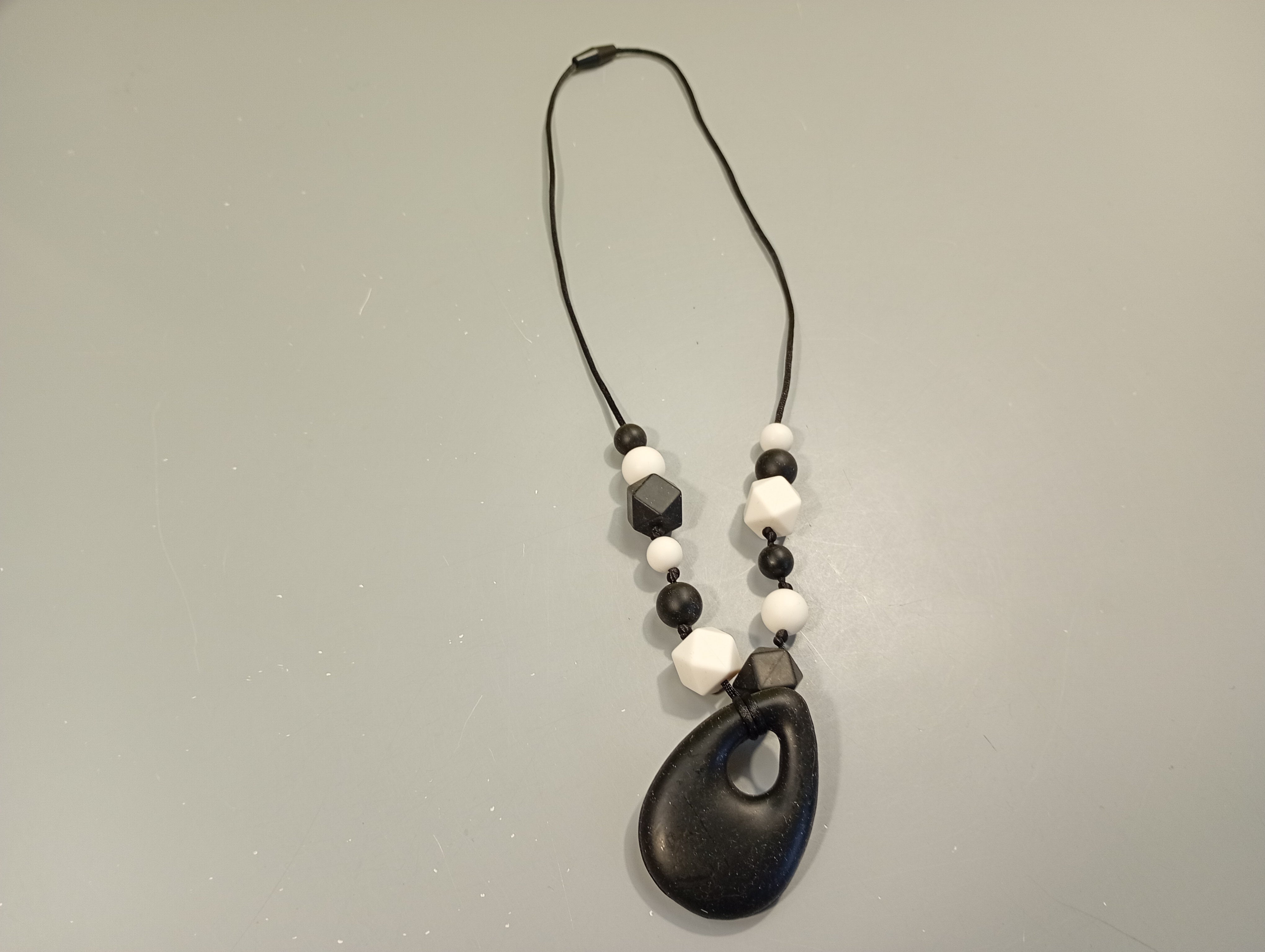 Collier d'allaitement en silcone noir et blanc