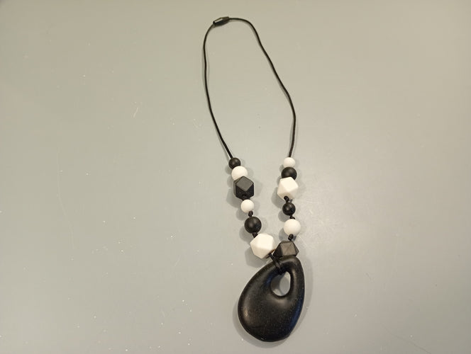 Collier d'allaitement en silcone noir et blanc, moins cher chez Petit Kiwi