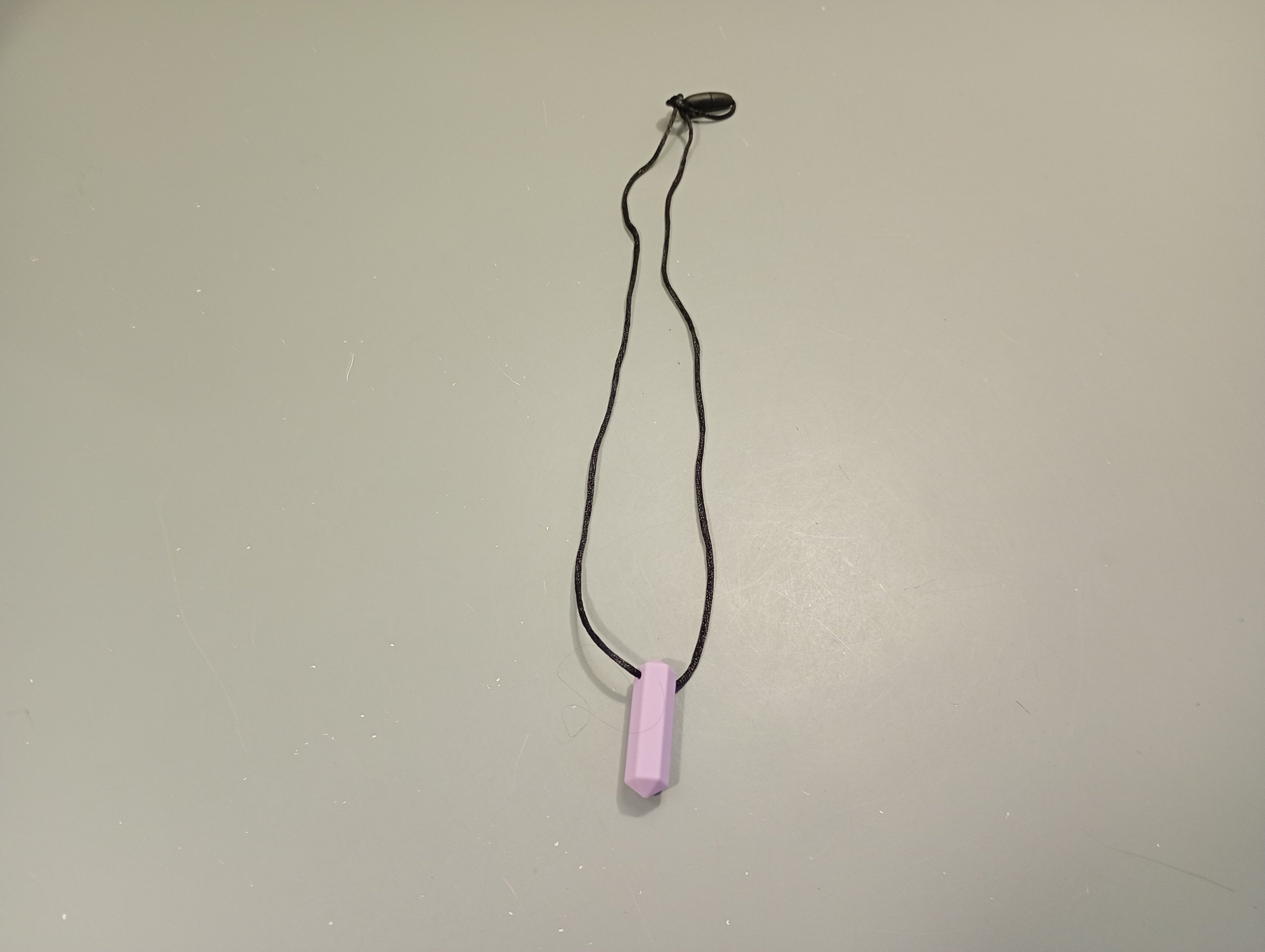 Collier de dentition mauve, cordon noir