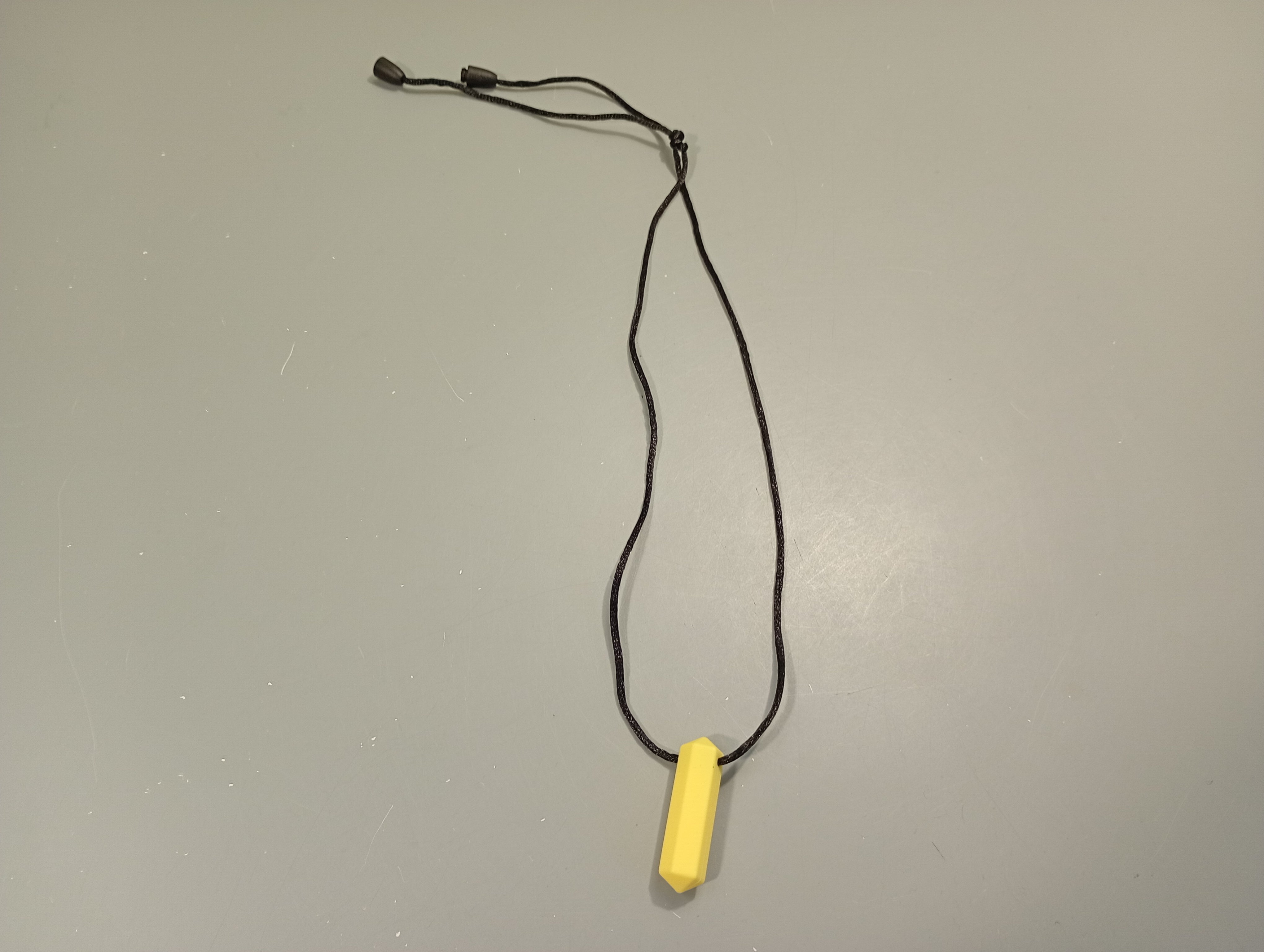 Collier de dentition jaune, cordon noir