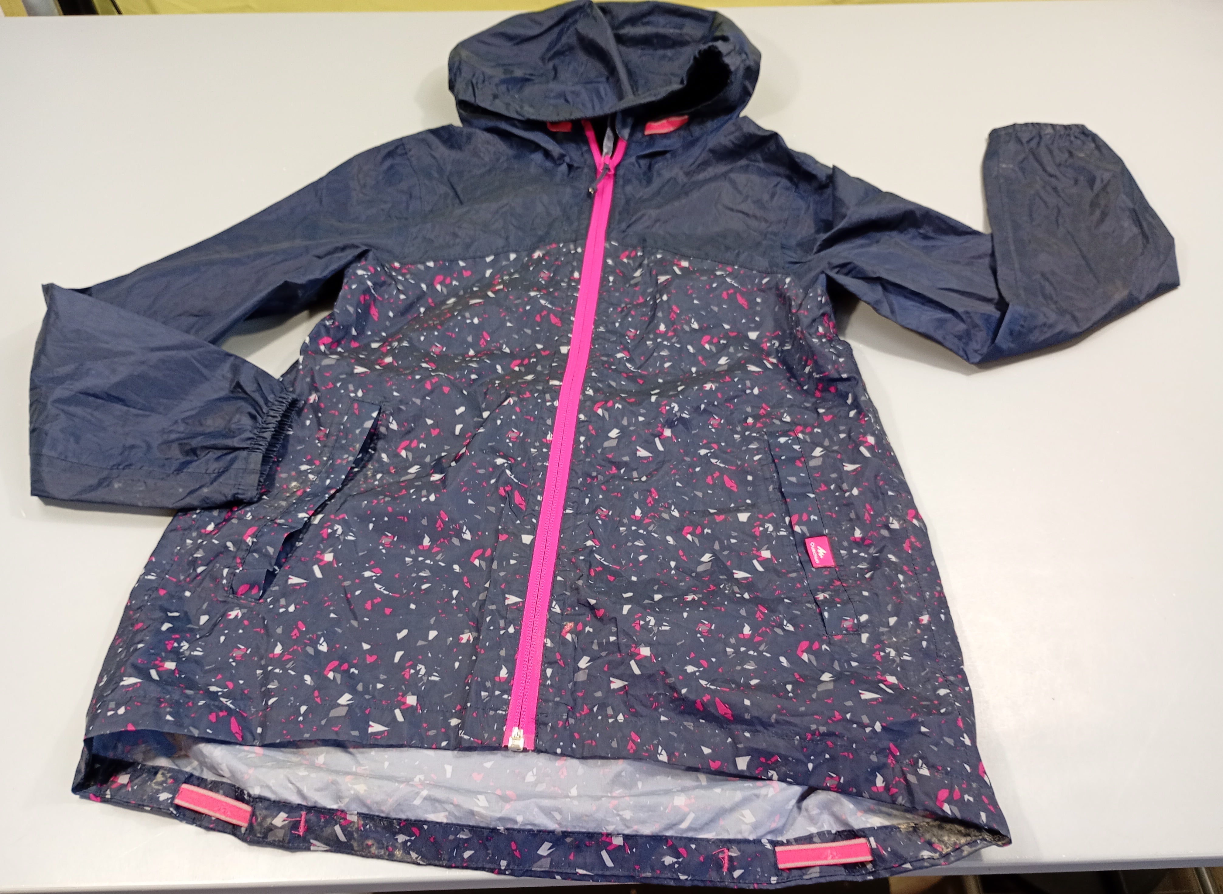 K-way bleu marine à motifs bleu-rose, à relaver