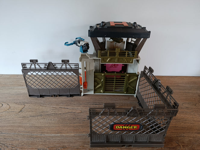 Dino valley control station avec figurines et dinosaures (le grand bleu ne fonctionne plus sur piles), moins cher chez Petit Kiwi