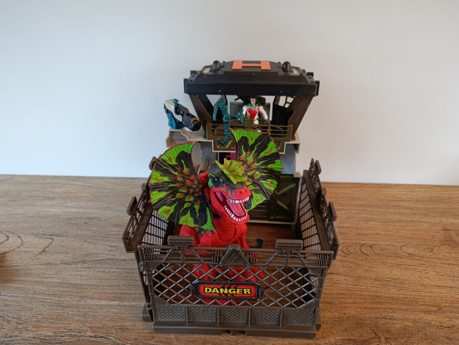 Dino valley control station avec figurines et dinosaures (le grand bleu ne fonctionne plus sur piles), moins cher chez Petit Kiwi