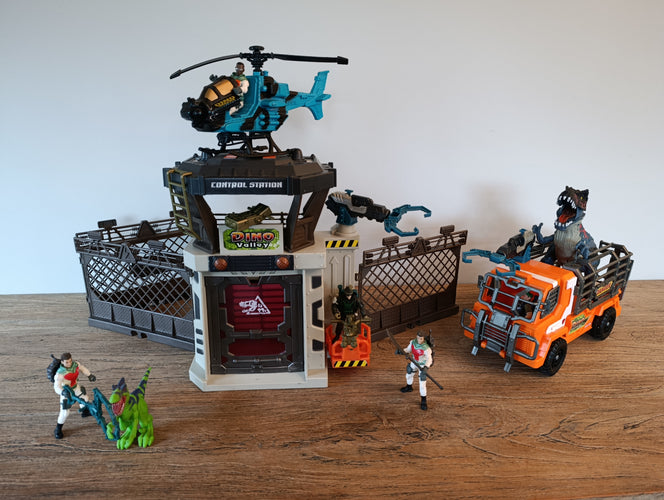 Dino valley control station avec figurines et dinosaures (le grand bleu ne fonctionne plus sur piles), moins cher chez Petit Kiwi