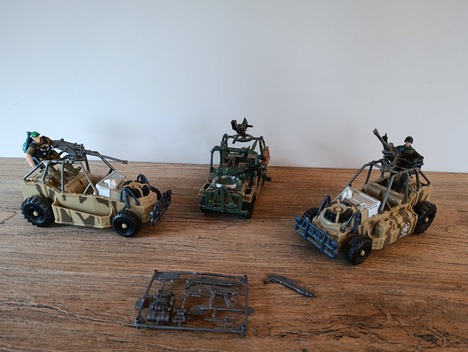 3 véhicules millitaires avec 3 figurines (dont une pour laquelle il manque 1 main...blessure de guerre ;) ), moins cher chez Petit Kiwi
